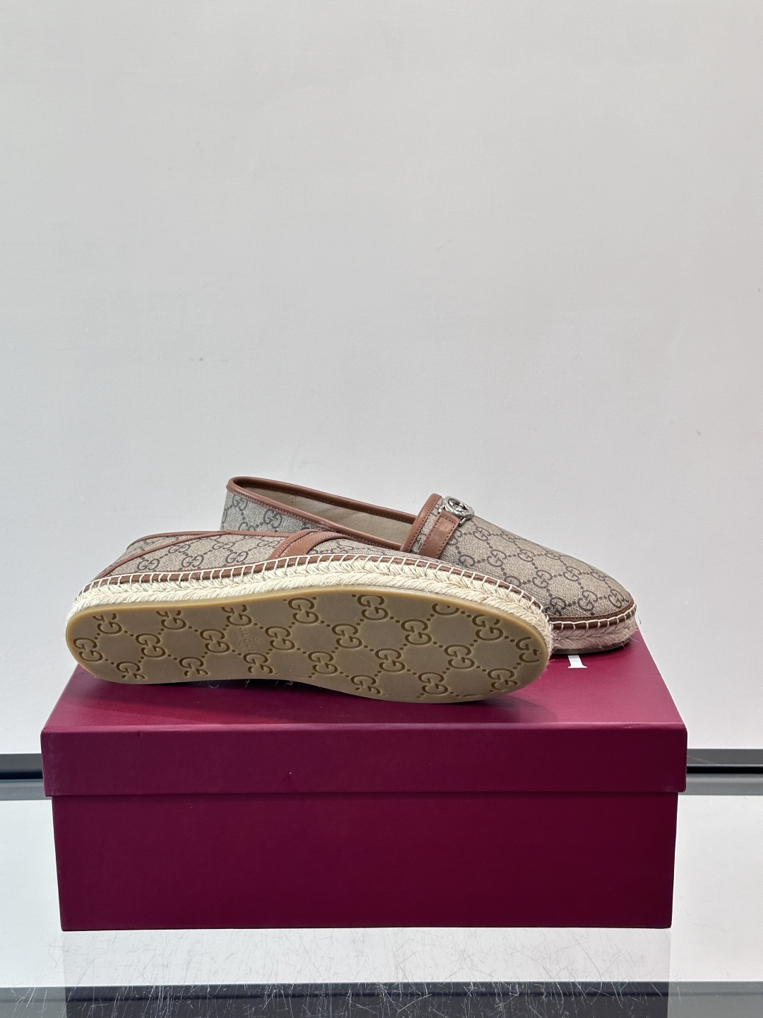 Gucci GG马衔扣渔夫鞋+Gucci这款GG马衔扣渔夫鞋，米色乌木色调搭配皮革饰边，复古优雅又有辨识