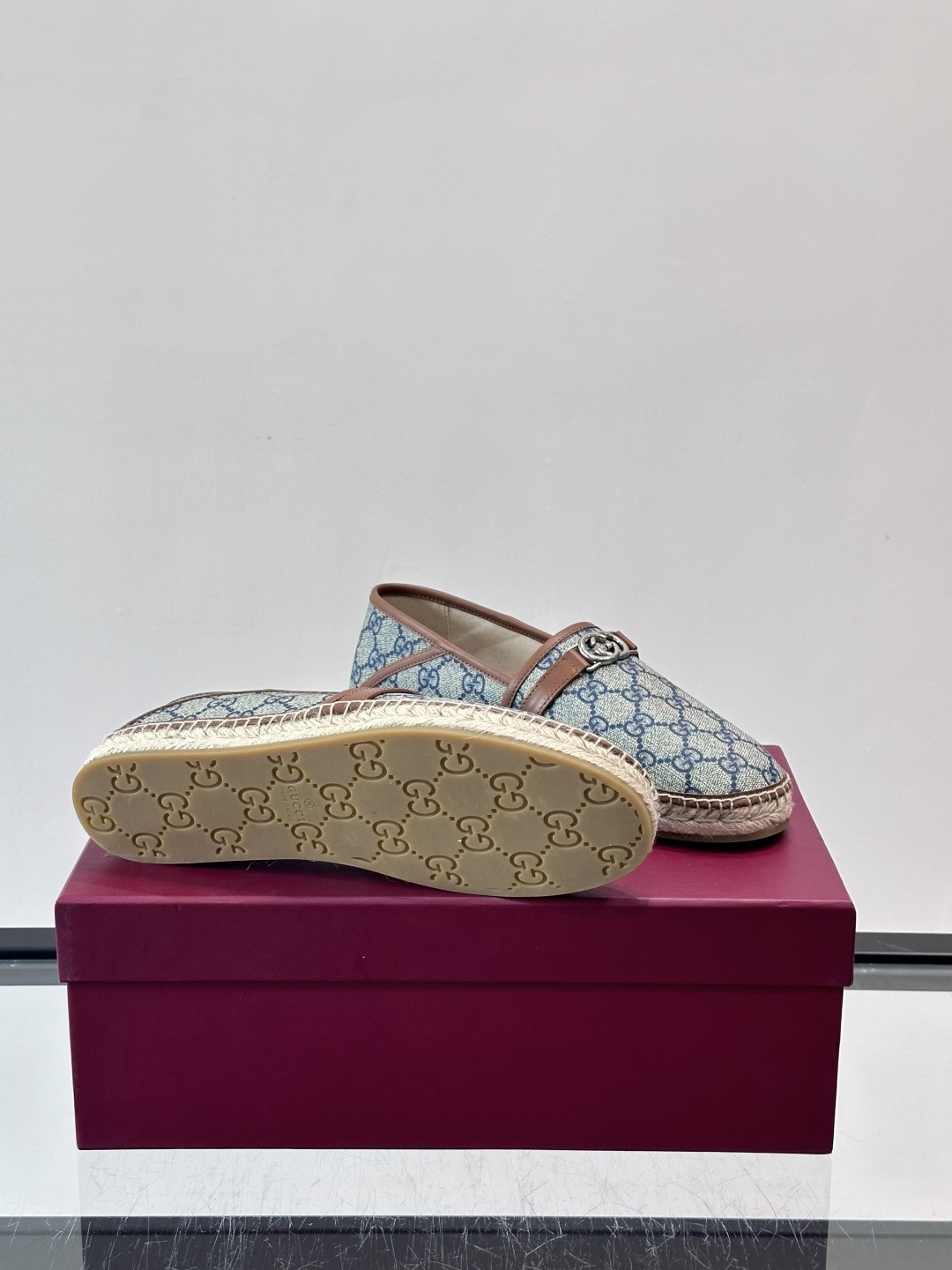 Gucci GG马衔扣渔夫鞋+Gucci这款GG马衔扣渔夫鞋，米色乌木色调搭配皮革饰边，复古优雅又有辨识