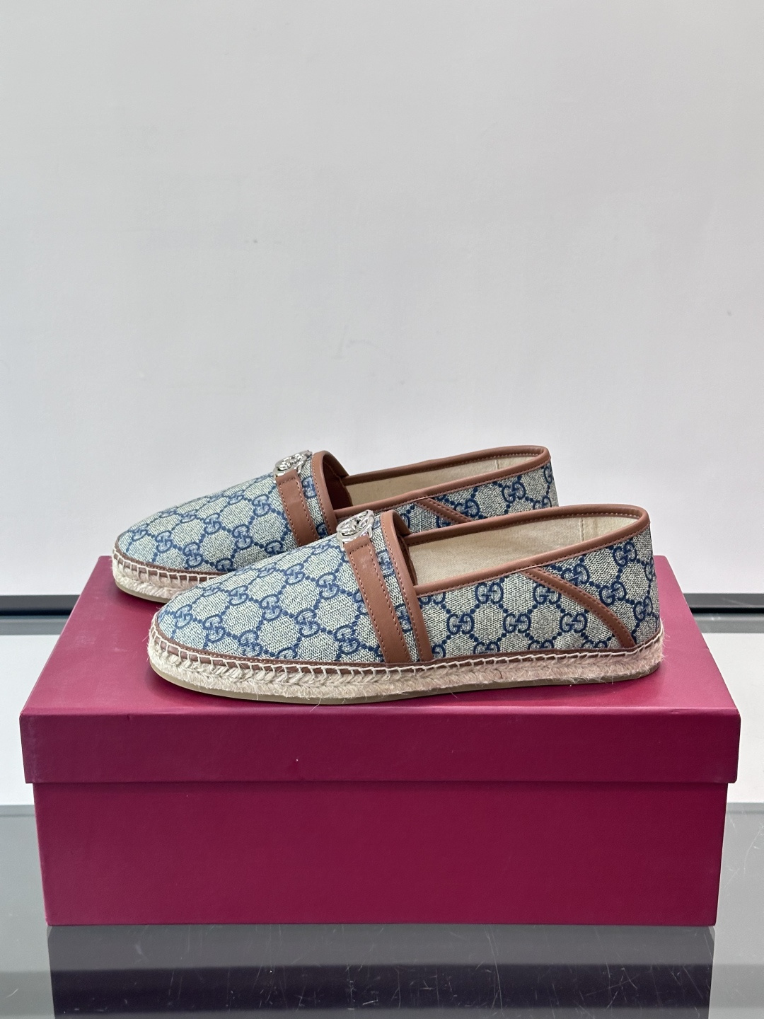 Gucci GG马衔扣渔夫鞋+Gucci这款GG马衔扣渔夫鞋，米色乌木色调搭配皮革饰边，复古优雅又有辨识