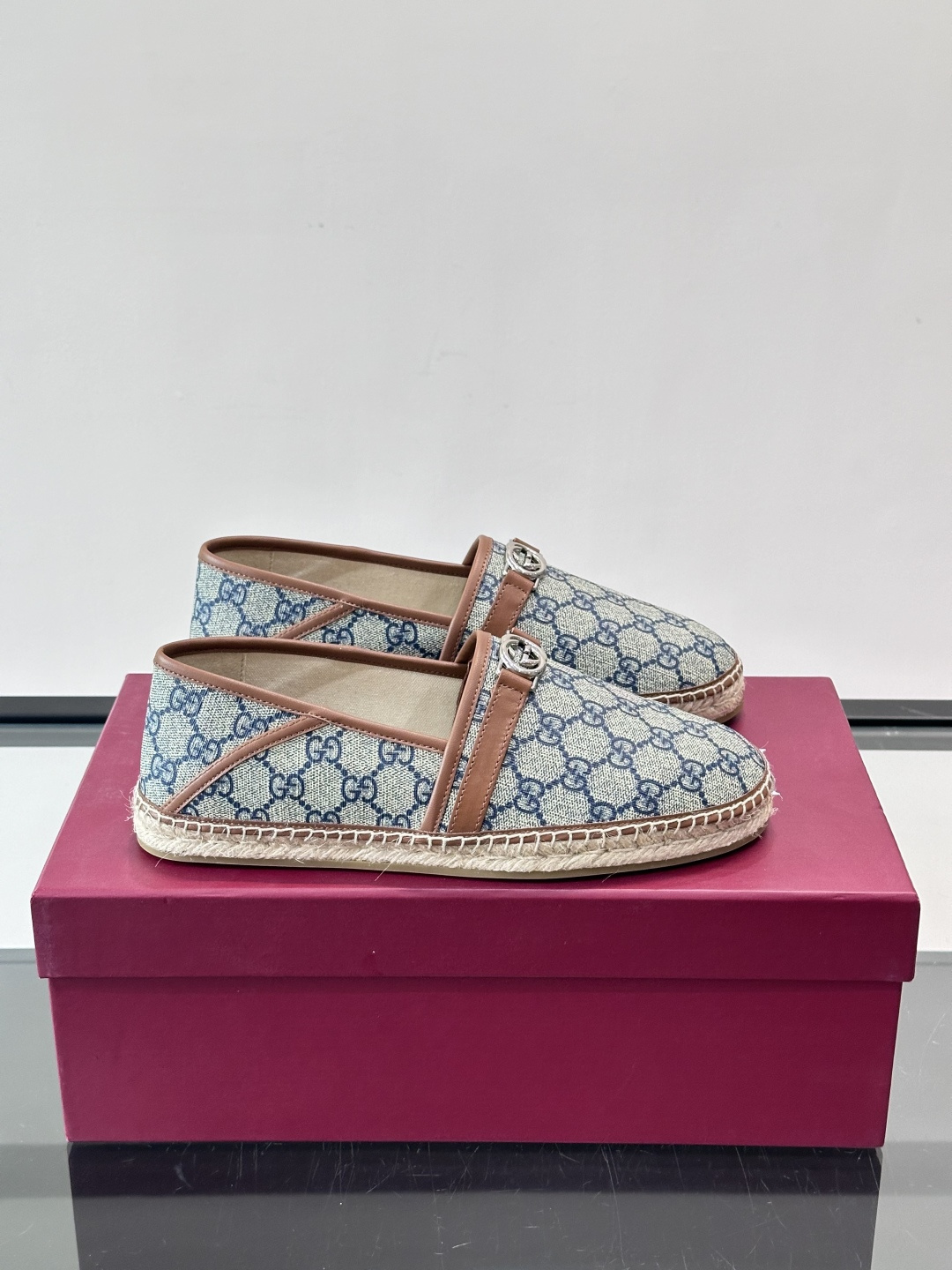 Gucci GG马衔扣渔夫鞋+Gucci这款GG马衔扣渔夫鞋，米色乌木色调搭配皮革饰边，复古优雅又有辨识