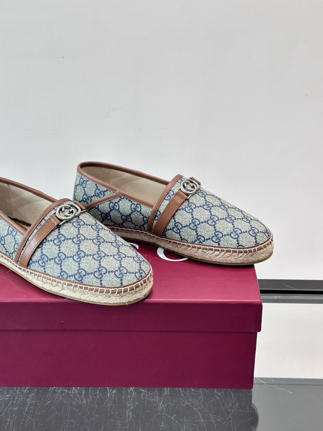 Gucci GG马衔扣渔夫鞋+Gucci这款GG马衔扣渔夫鞋，米色乌木色调搭配皮革饰边，复古优雅又有辨识