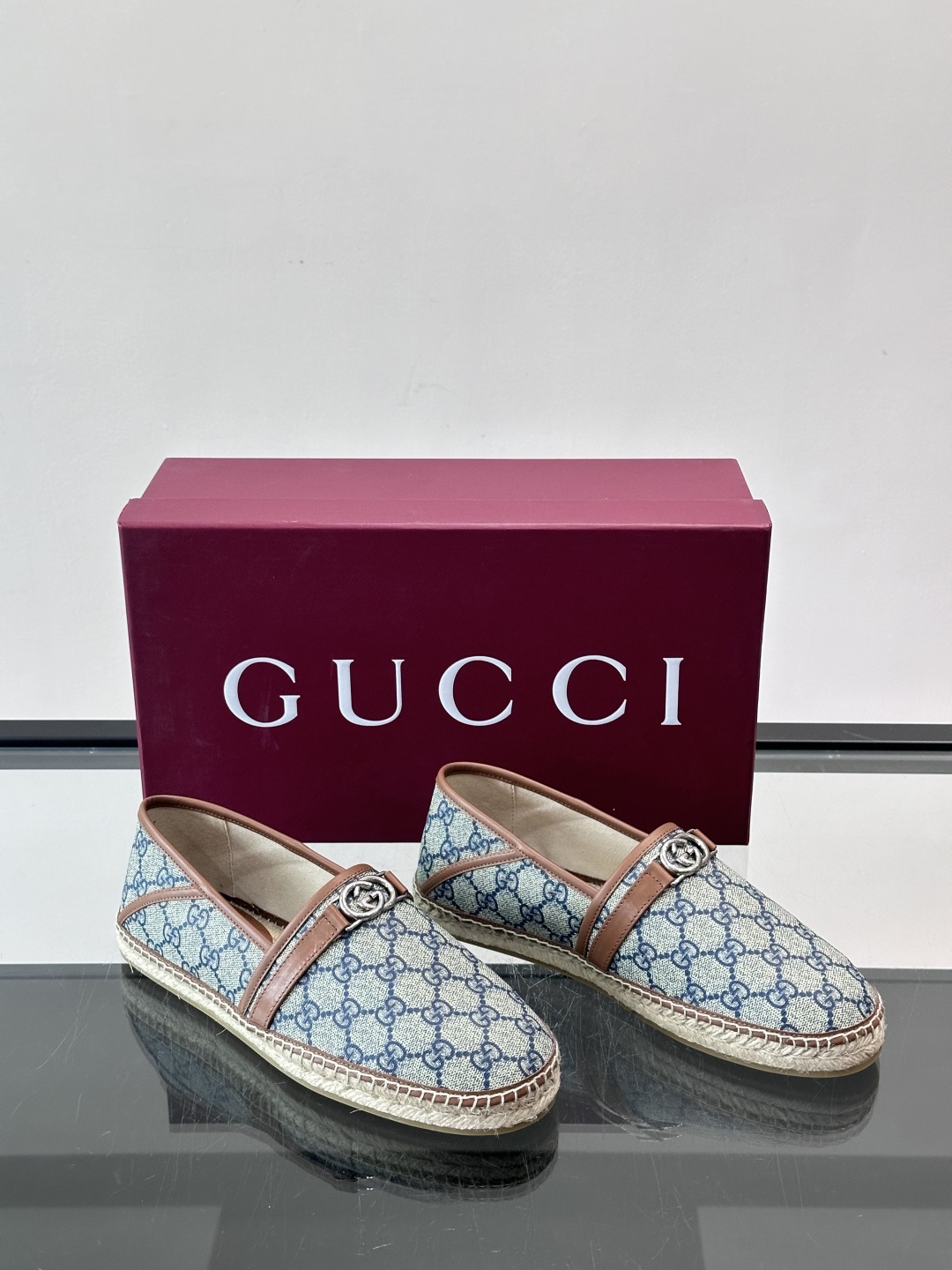 Gucci GG马衔扣渔夫鞋+Gucci这款GG马衔扣渔夫鞋，米色乌木色调搭配皮革饰边，复古优雅又有辨识