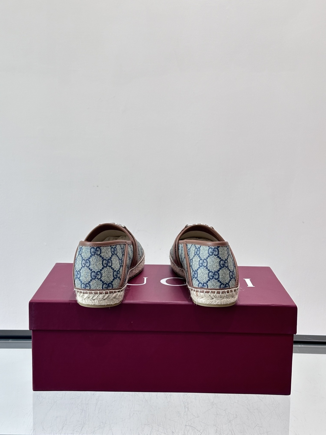 Gucci GG马衔扣渔夫鞋+Gucci这款GG马衔扣渔夫鞋，米色乌木色调搭配皮革饰边，复古优雅又有辨识