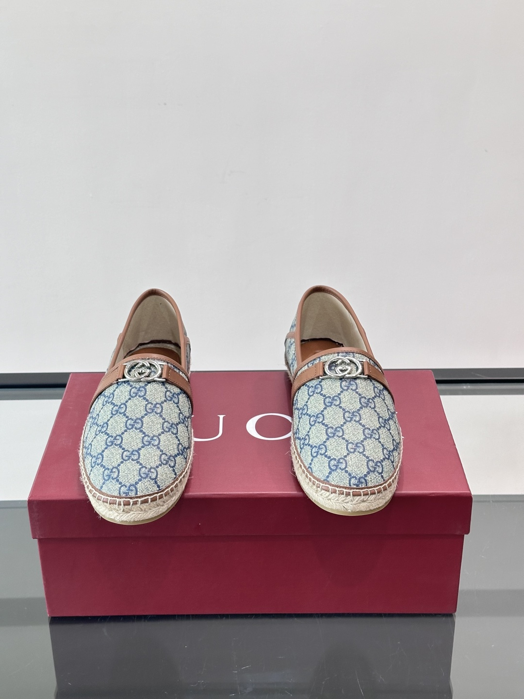 Gucci GG马衔扣渔夫鞋+Gucci这款GG马衔扣渔夫鞋，米色乌木色调搭配皮革饰边，复古优雅又有辨识