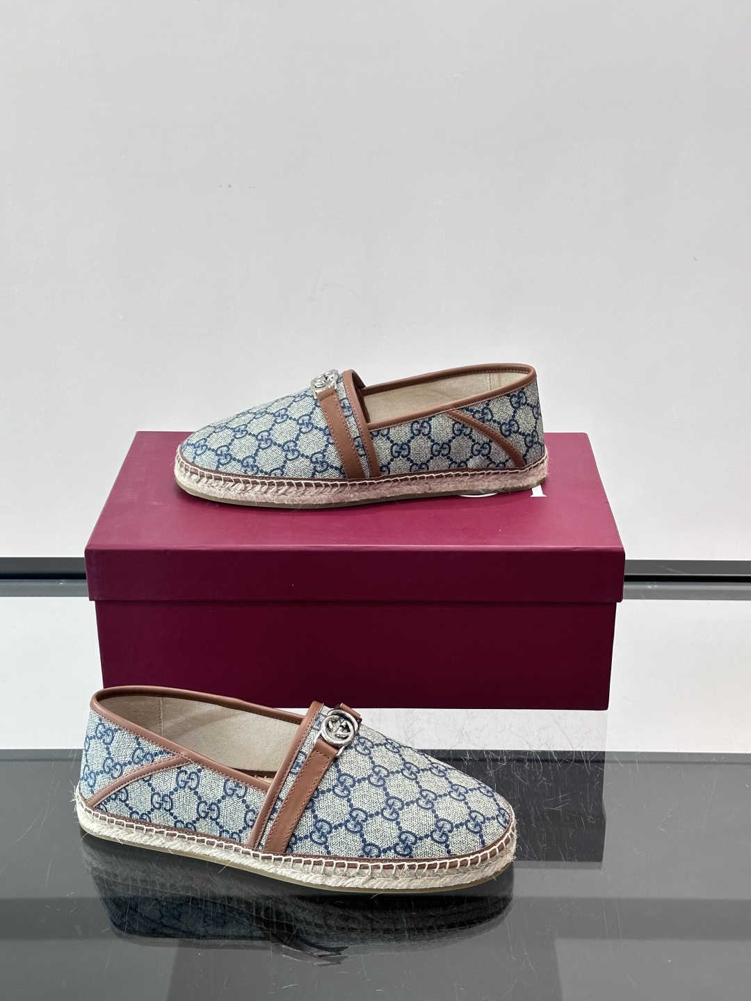 Gucci GG马衔扣渔夫鞋+Gucci这款GG马衔扣渔夫鞋，米色乌木色调搭配皮革饰边，复古优雅又有辨识