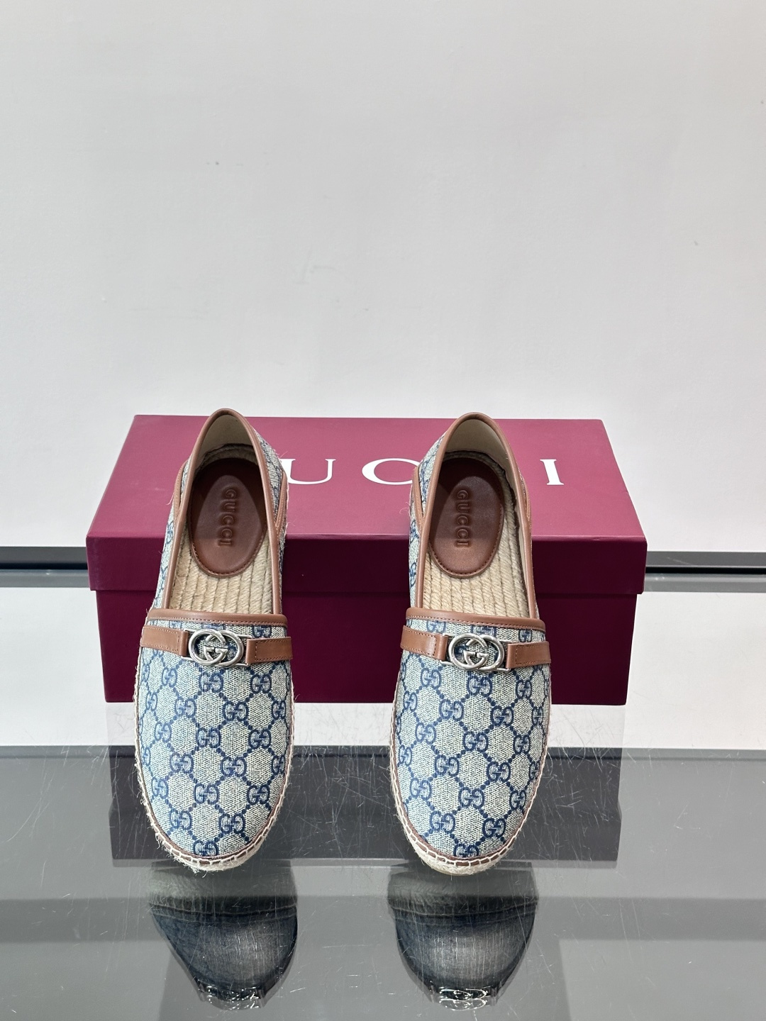 Gucci GG马衔扣渔夫鞋+Gucci这款GG马衔扣渔夫鞋，米色乌木色调搭配皮革饰边，复古优雅又有辨识