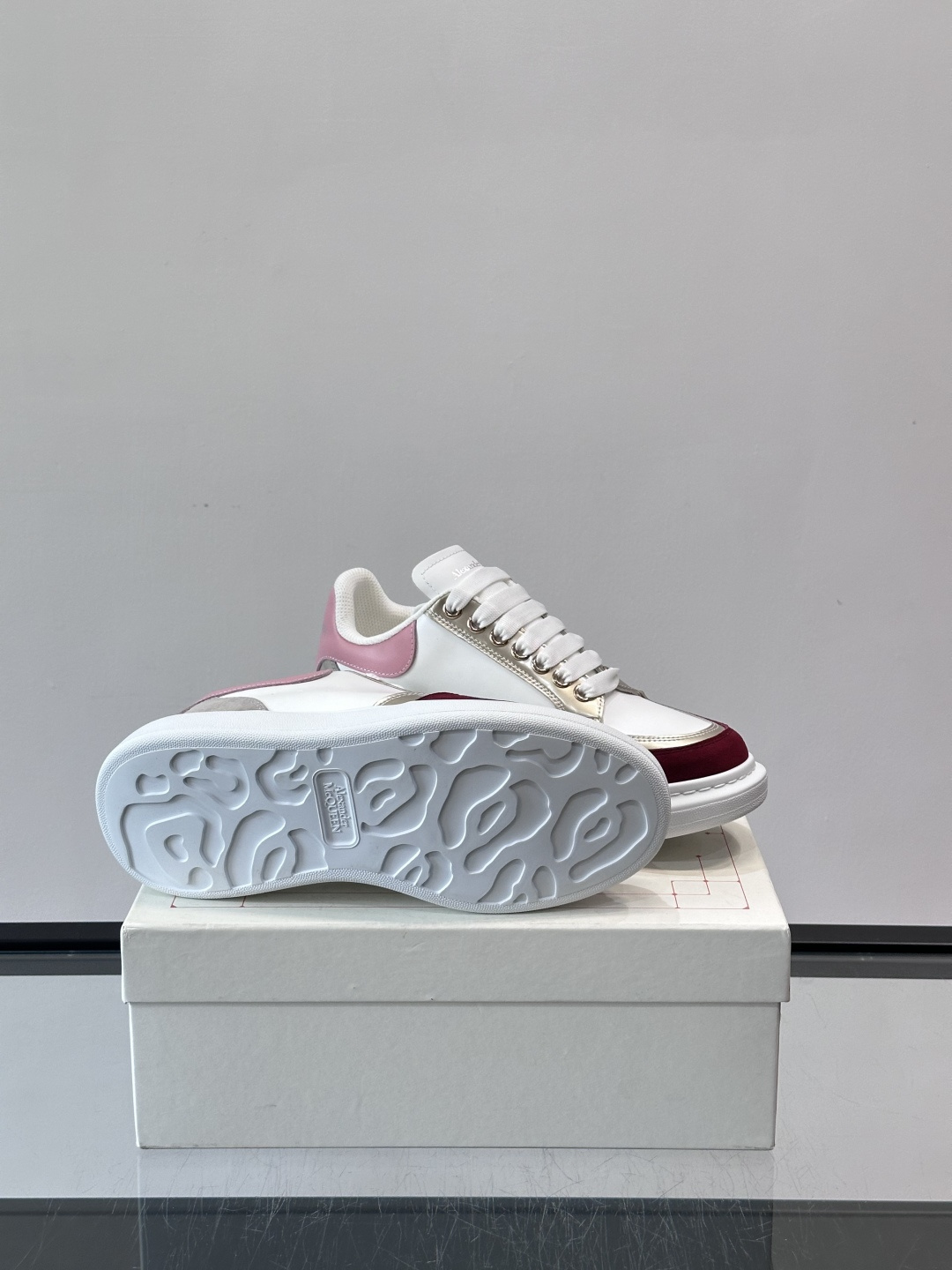 Alexander McQueen拼色小白鞋这款Alexander McQueen拼色小白鞋，采用亚光丝