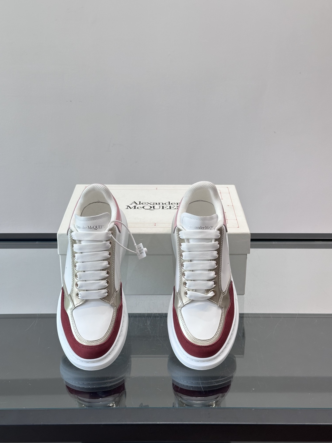 Alexander McQueen拼色小白鞋这款Alexander McQueen拼色小白鞋，采用亚光丝