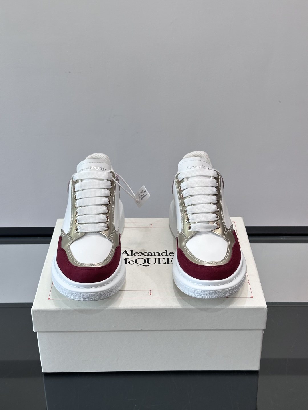 Alexander McQueen拼色小白鞋这款Alexander McQueen拼色小白鞋，采用亚光丝