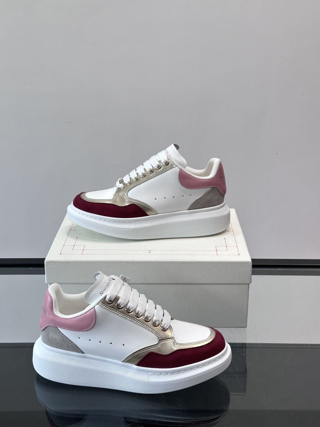 Alexander McQueen拼色小白鞋这款Alexander McQueen拼色小白鞋，采用亚光丝