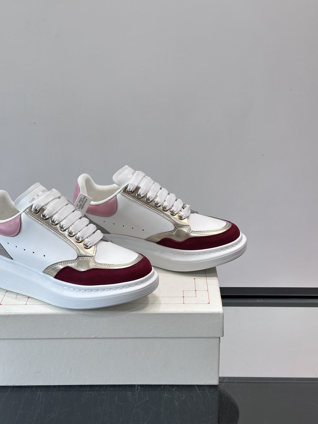 Alexander McQueen拼色小白鞋这款Alexander McQueen拼色小白鞋，采用亚光丝