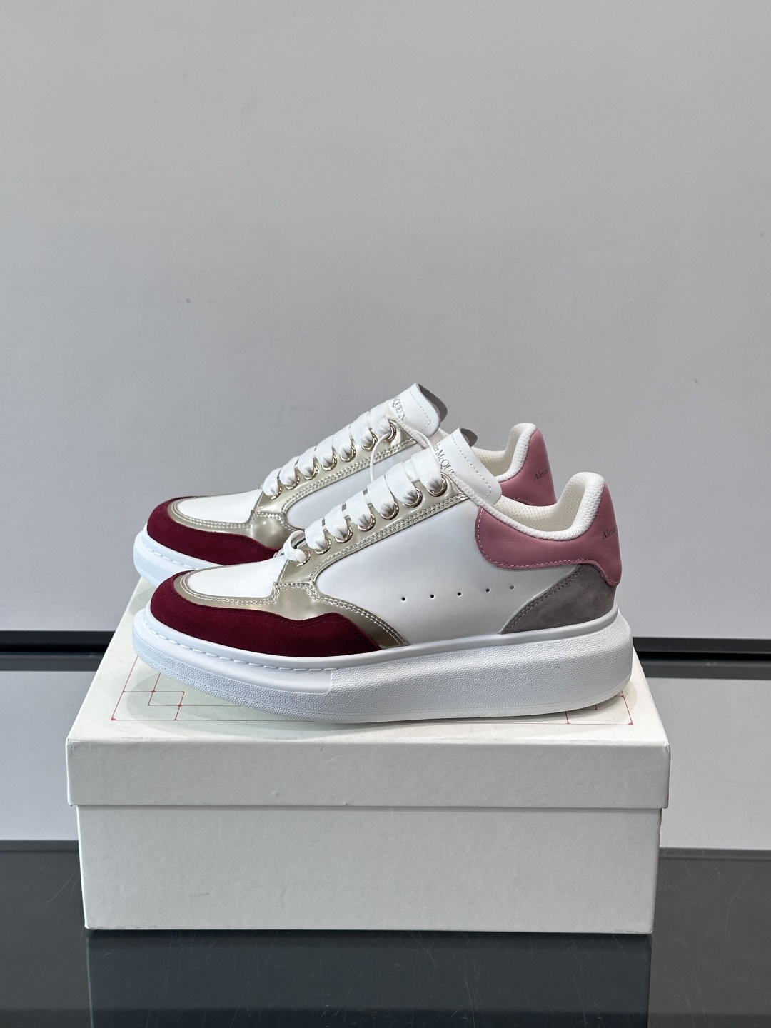 Alexander McQueen拼色小白鞋这款Alexander McQueen拼色小白鞋，采用亚光丝