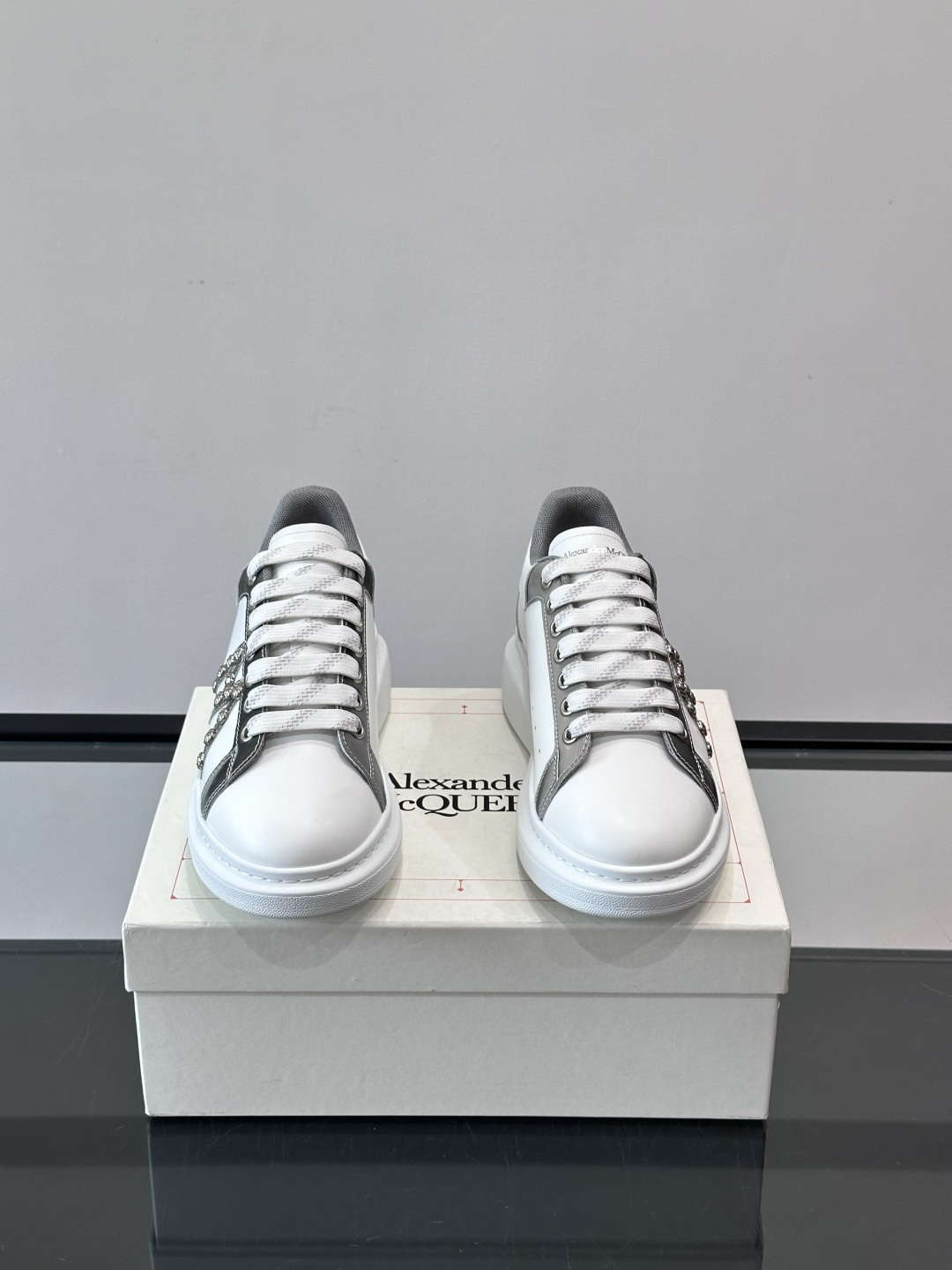 Alexander McQueen厚底休闲鞋，白色牛皮革鞋面+灰色拼接，简约又有层次感。鞋侧金属铆钉点缀