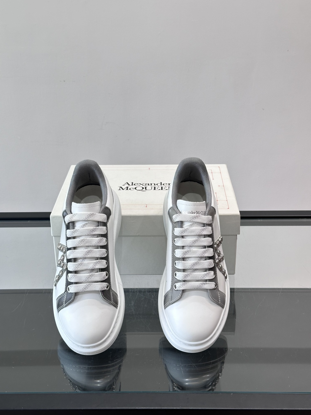 Alexander McQueen厚底休闲鞋，白色牛皮革鞋面+灰色拼接，简约又有层次感。鞋侧金属铆钉点缀