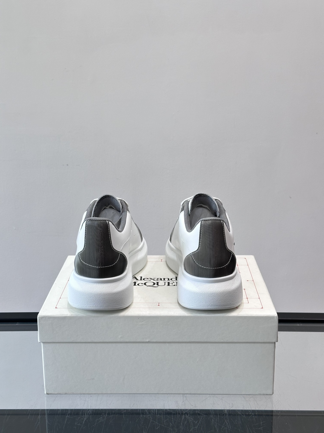 Alexander McQueen厚底休闲鞋，白色牛皮革鞋面+灰色拼接，简约又有层次感。鞋侧金属铆钉点缀