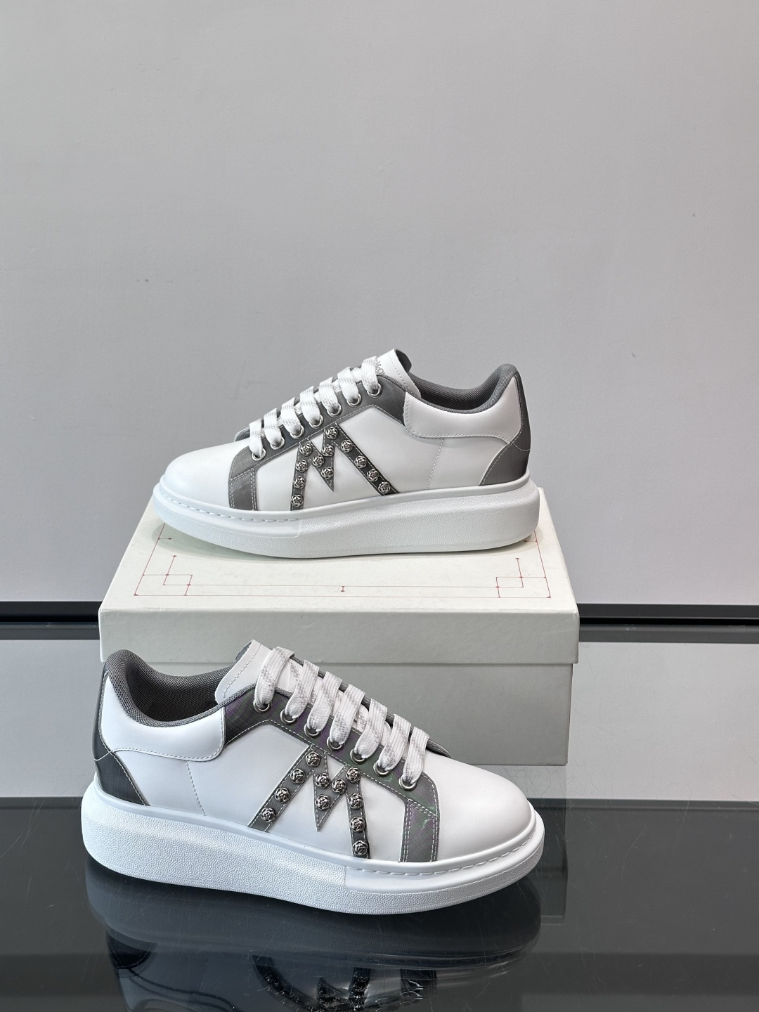 Alexander McQueen厚底休闲鞋，白色牛皮革鞋面+灰色拼接，简约又有层次感。鞋侧金属铆钉点缀