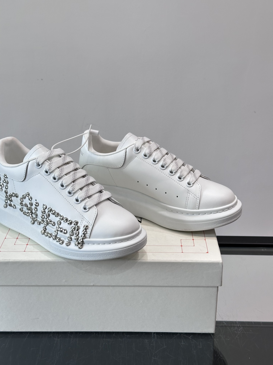 Alexander McQueen 铆钉小白鞋，采用优质牛皮革，鞋面点缀铆钉，奢华感满满。厚底设计不仅增