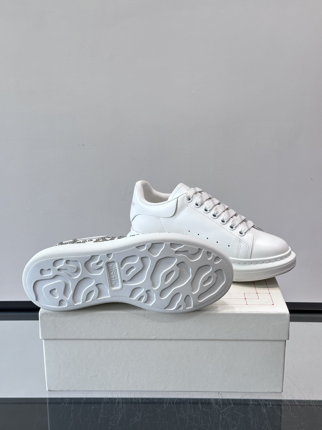 Alexander McQueen 铆钉小白鞋，采用优质牛皮革，鞋面点缀铆钉，奢华感满满。厚底设计不仅增