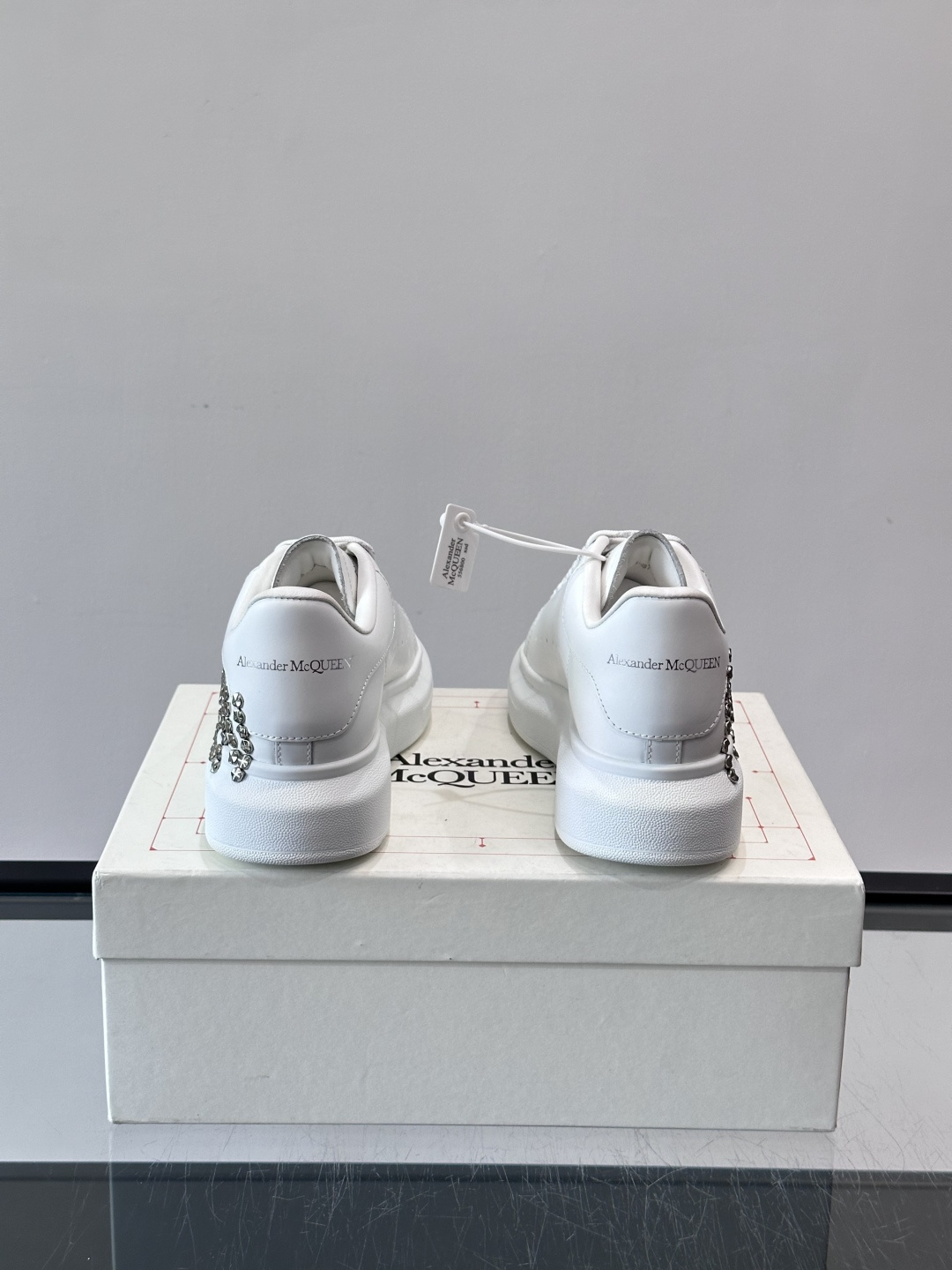 Alexander McQueen 铆钉小白鞋，采用优质牛皮革，鞋面点缀铆钉，奢华感满满。厚底设计不仅增