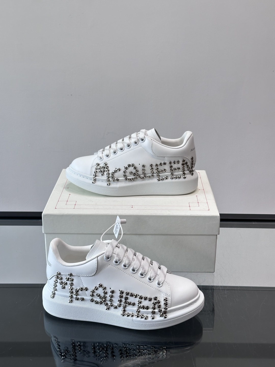 Alexander McQueen 铆钉小白鞋，采用优质牛皮革，鞋面点缀铆钉，奢华感满满。厚底设计不仅增