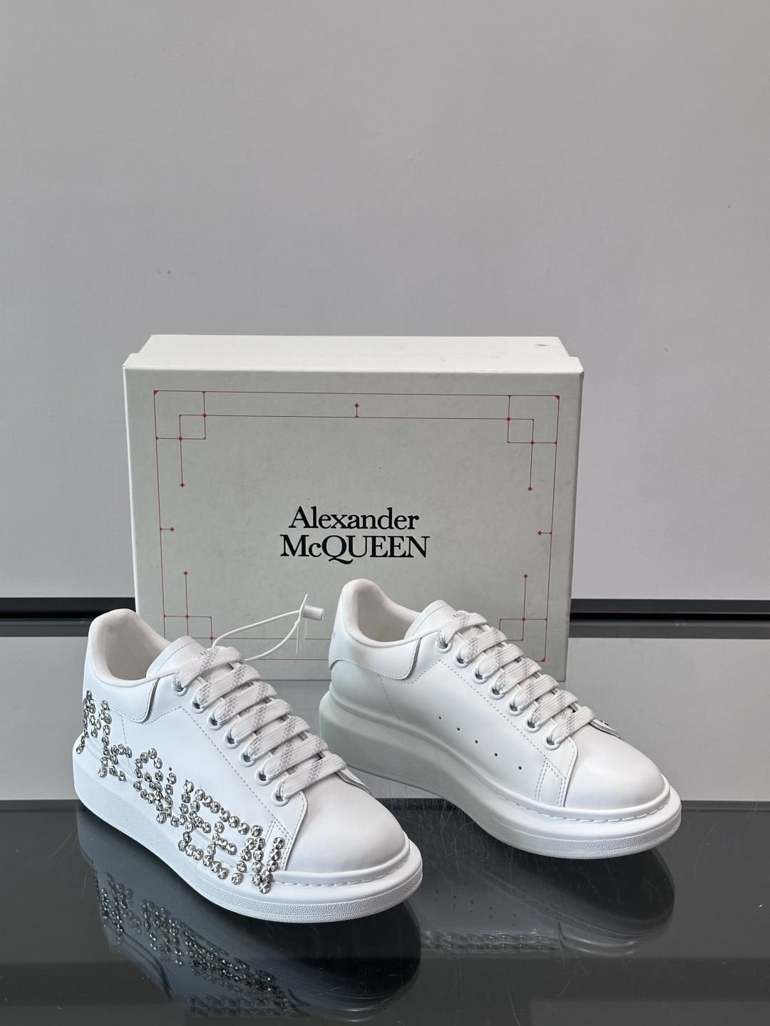 Alexander McQueen 铆钉小白鞋，采用优质牛皮革，鞋面点缀铆钉，奢华感满满。厚底设计不仅增