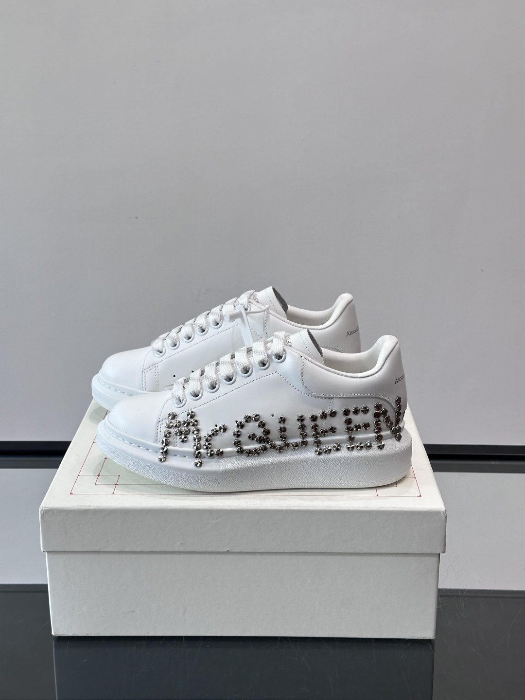 Alexander McQueen 铆钉小白鞋，采用优质牛皮革，鞋面点缀铆钉，奢华感满满。厚底设计不仅增
