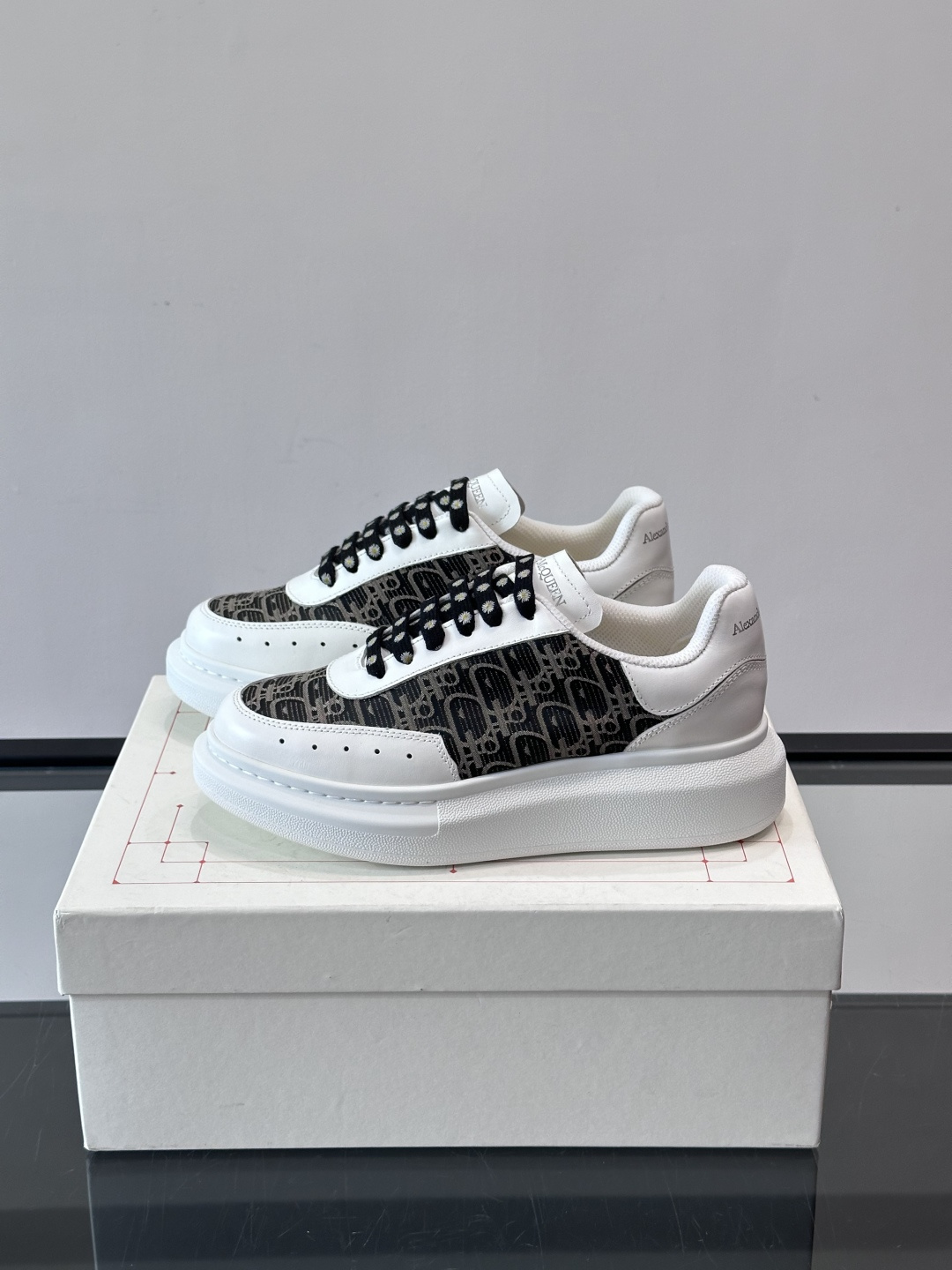 Alexander McQueen 小白鞋采用白色皮革鞋面+黑色牛仔面料设计，辨识度超高！厚底增高约5c