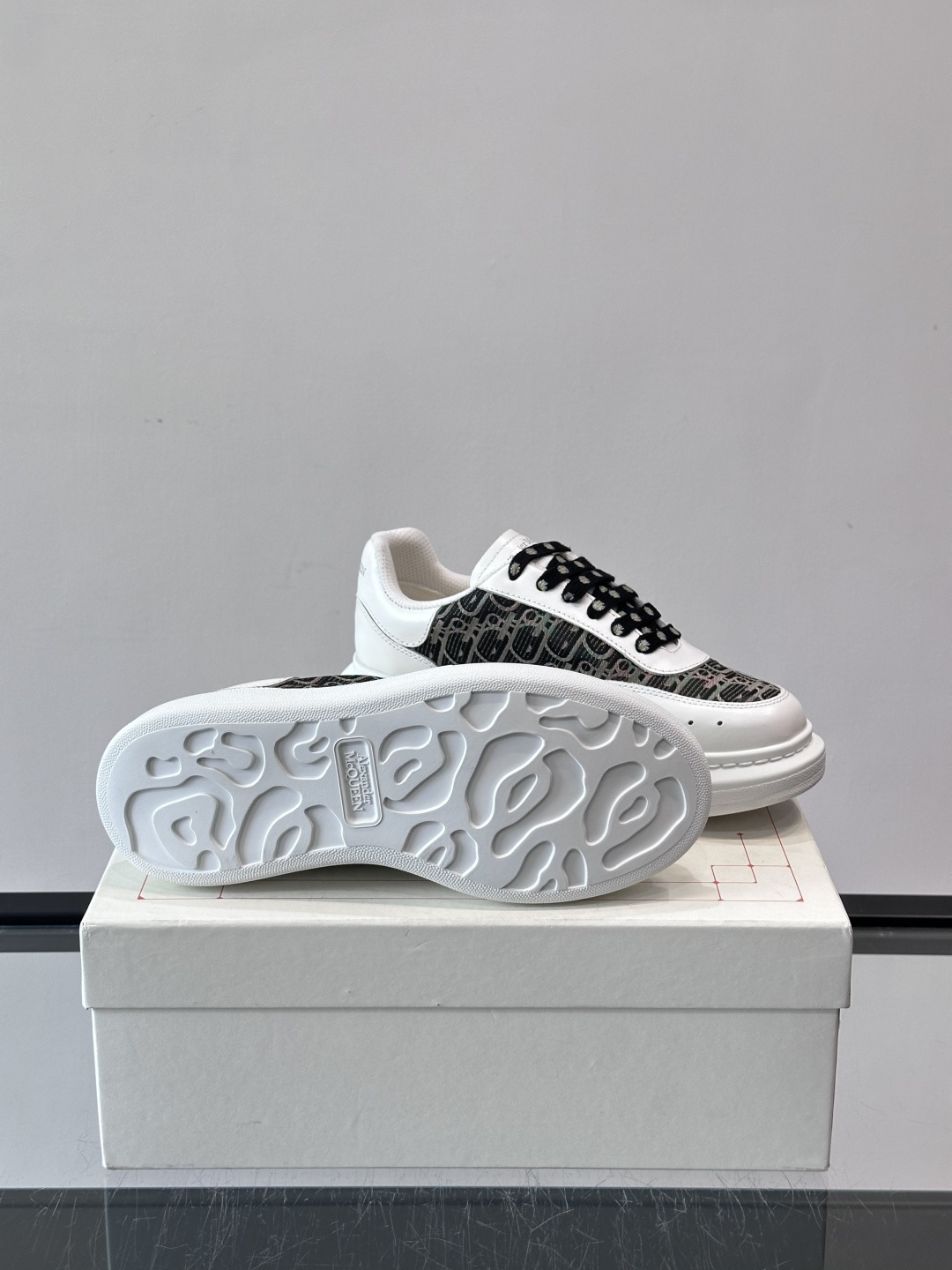 Alexander McQueen 小白鞋采用白色皮革鞋面+黑色牛仔面料设计，辨识度超高！厚底增高约5c