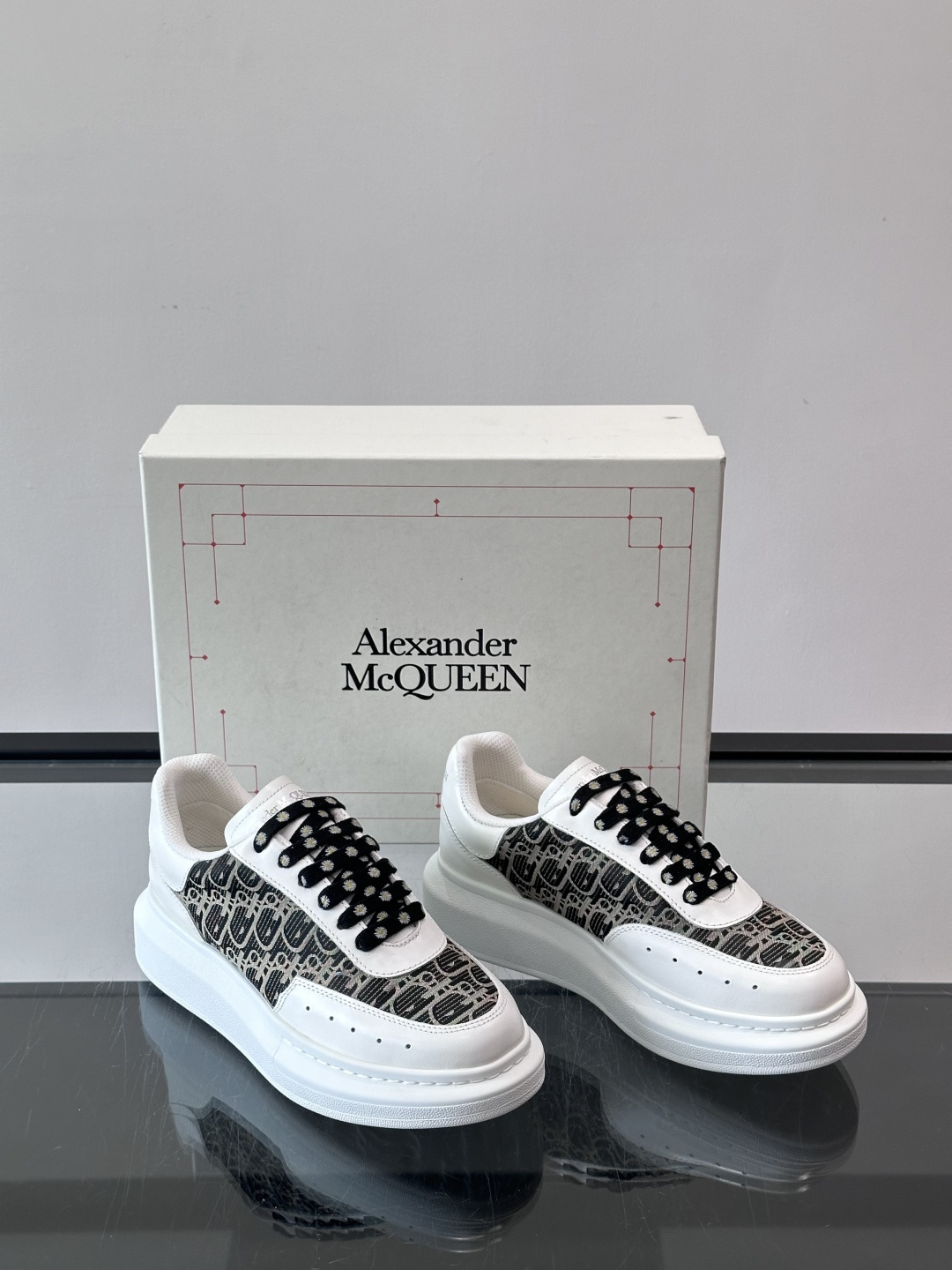 Alexander McQueen 小白鞋采用白色皮革鞋面+黑色牛仔面料设计，辨识度超高！厚底增高约5c