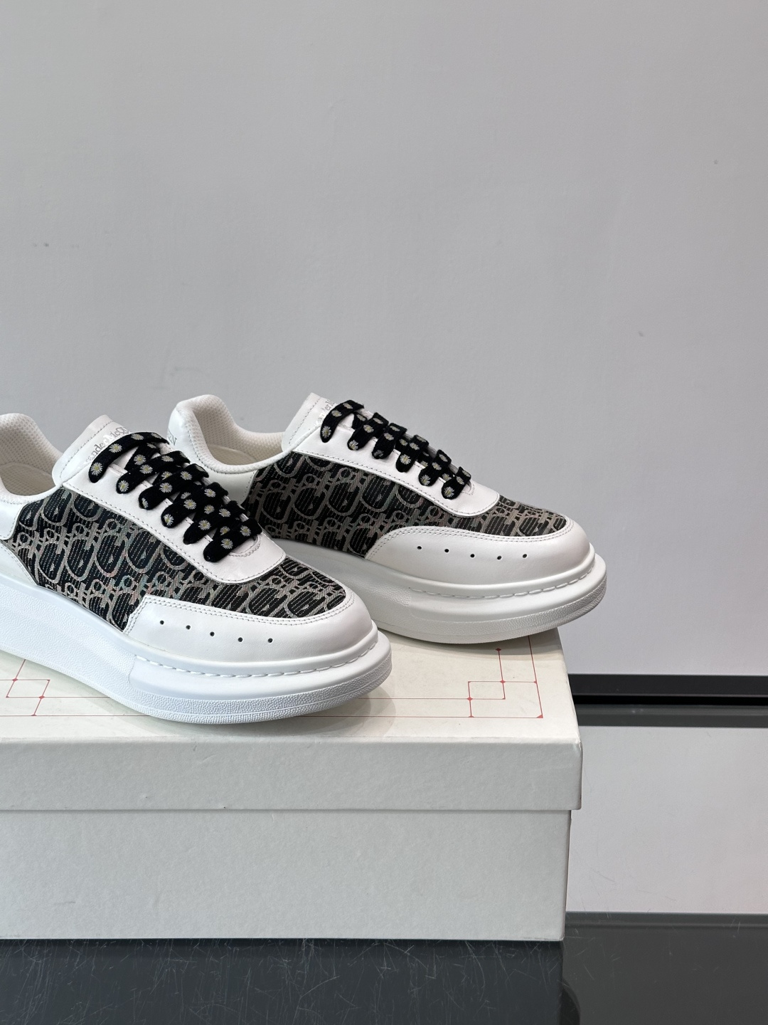 Alexander McQueen 小白鞋采用白色皮革鞋面+黑色牛仔面料设计，辨识度超高！厚底增高约5c