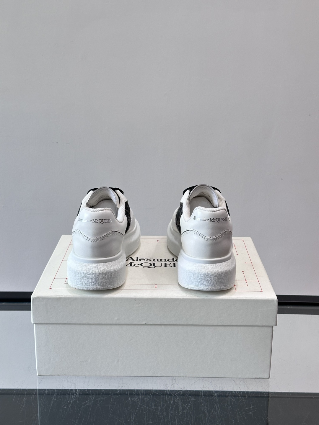 Alexander McQueen 小白鞋采用白色皮革鞋面+黑色牛仔面料设计，辨识度超高！厚底增高约5c