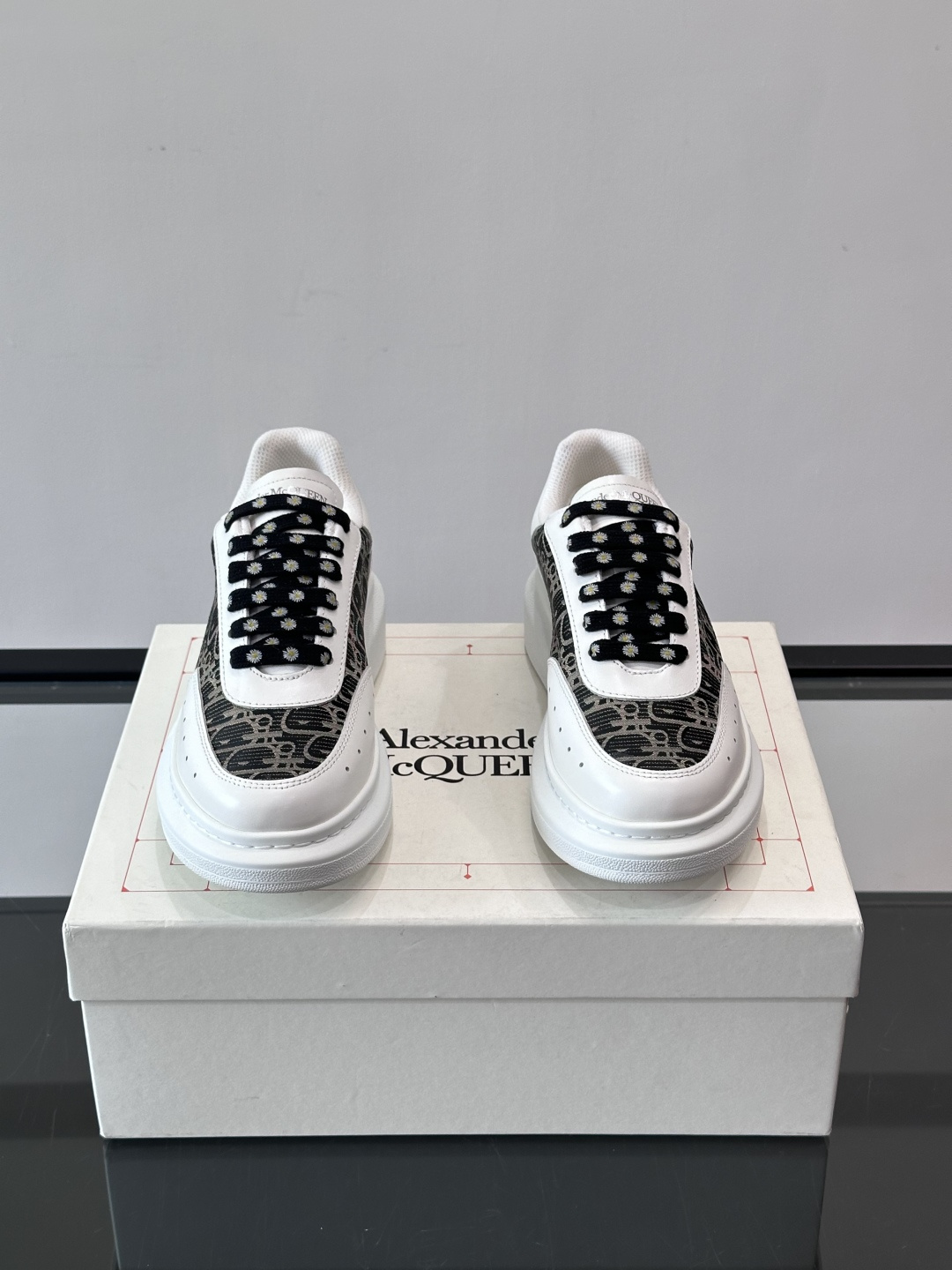 Alexander McQueen 小白鞋采用白色皮革鞋面+黑色牛仔面料设计，辨识度超高！厚底增高约5c