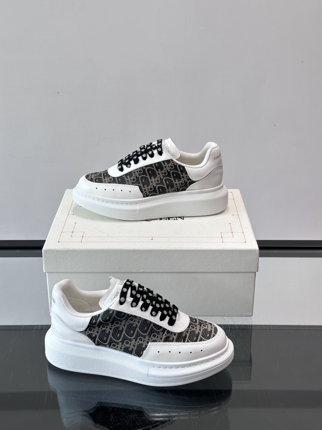 Alexander McQueen 小白鞋采用白色皮革鞋面+黑色牛仔面料设计，辨识度超高！厚底增高约5c