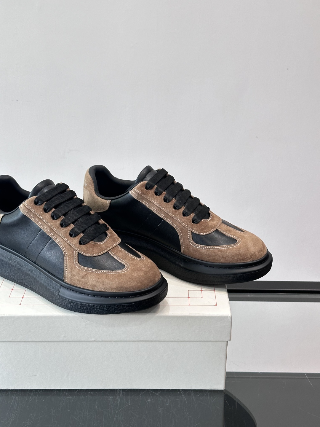 𝐀𝐥𝐞𝐱𝐚𝐧𝐝𝐞𝐫 𝐌𝐜𝐐𝐔𝐄𝐄𝐍亚历山麦昆情侣款‼️ 休闲鞋👟。终极版本 随意PK柜货 麦昆这鞋款一出