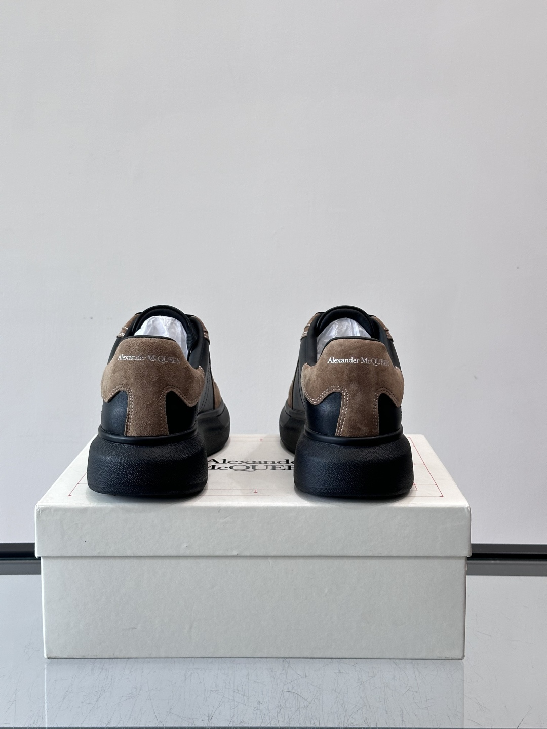 𝐀𝐥𝐞𝐱𝐚𝐧𝐝𝐞𝐫 𝐌𝐜𝐐𝐔𝐄𝐄𝐍亚历山麦昆情侣款‼️ 休闲鞋👟。终极版本 随意PK柜货 麦昆这鞋款一出