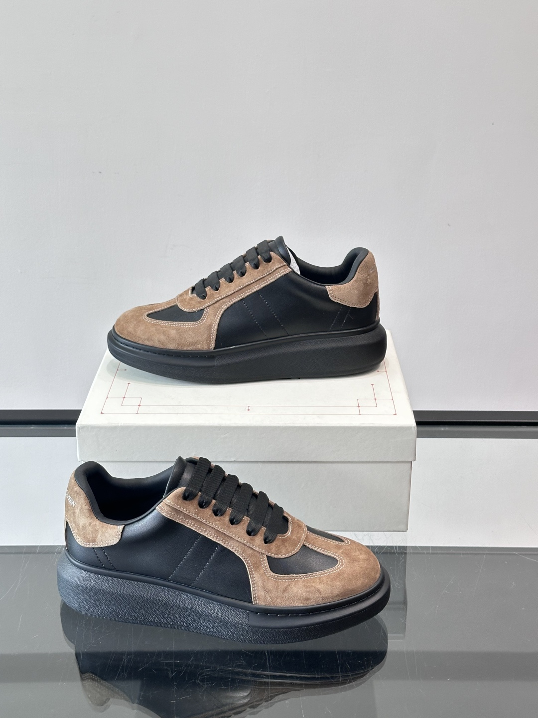 𝐀𝐥𝐞𝐱𝐚𝐧𝐝𝐞𝐫 𝐌𝐜𝐐𝐔𝐄𝐄𝐍亚历山麦昆情侣款‼️ 休闲鞋👟。终极版本 随意PK柜货 麦昆这鞋款一出