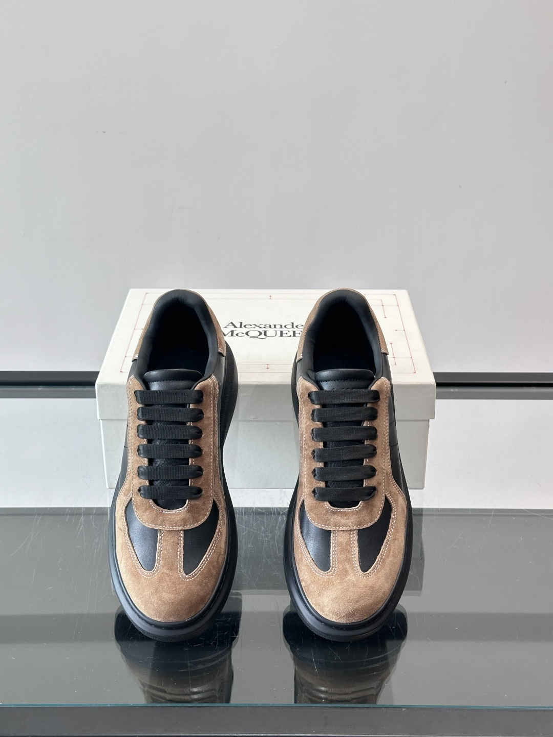 𝐀𝐥𝐞𝐱𝐚𝐧𝐝𝐞𝐫 𝐌𝐜𝐐𝐔𝐄𝐄𝐍亚历山麦昆情侣款‼️ 休闲鞋👟。终极版本 随意PK柜货 麦昆这鞋款一出