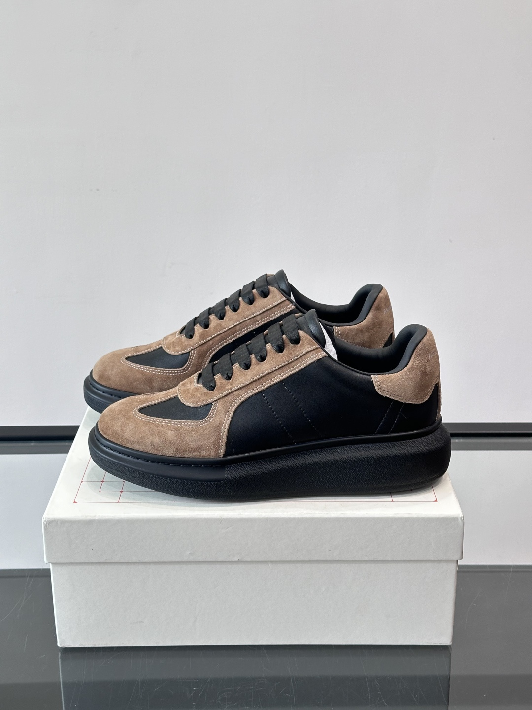 𝐀𝐥𝐞𝐱𝐚𝐧𝐝𝐞𝐫 𝐌𝐜𝐐𝐔𝐄𝐄𝐍亚历山麦昆情侣款‼️ 休闲鞋👟。终极版本 随意PK柜货 麦昆这鞋款一出