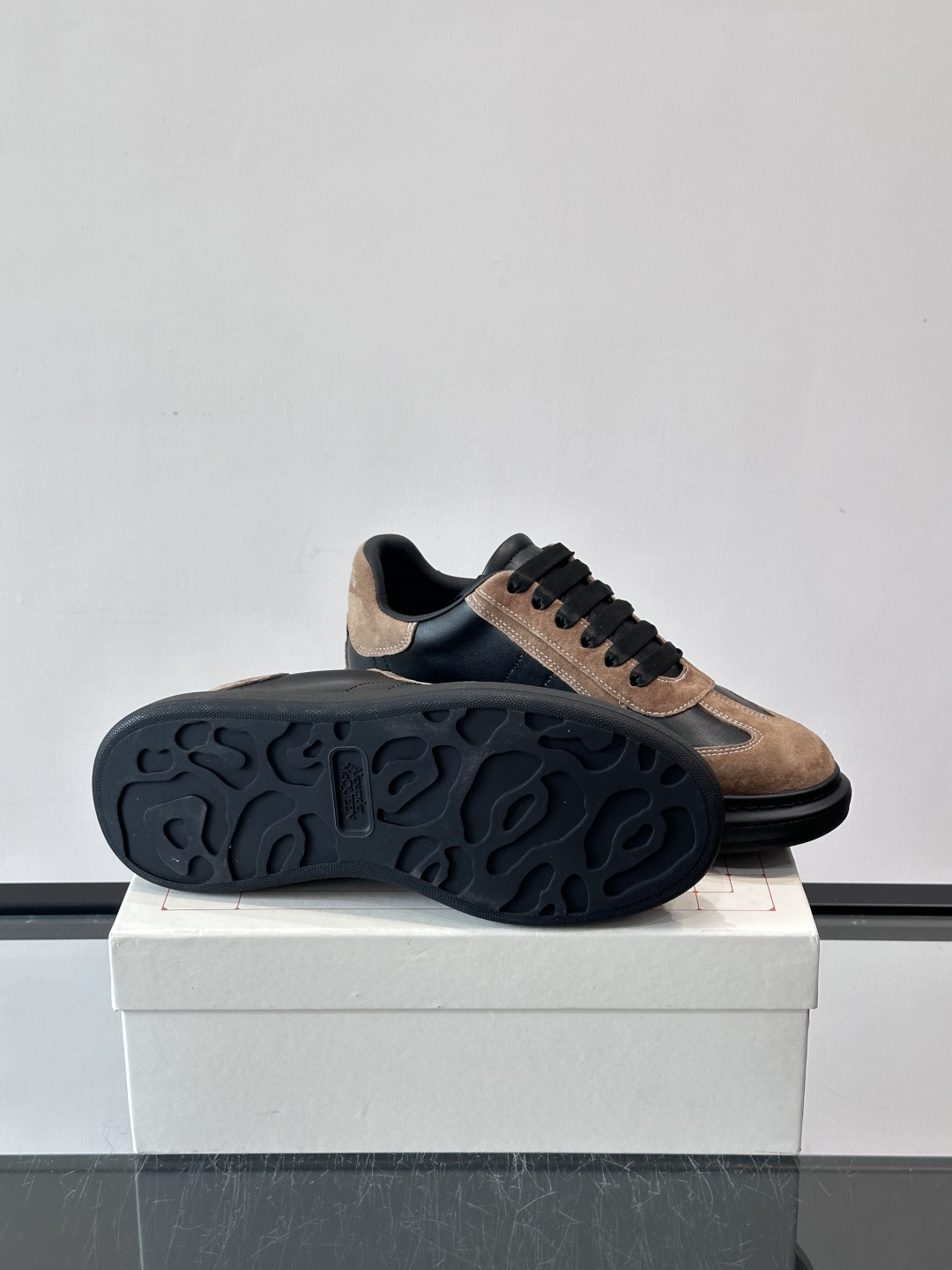 𝐀𝐥𝐞𝐱𝐚𝐧𝐝𝐞𝐫 𝐌𝐜𝐐𝐔𝐄𝐄𝐍亚历山麦昆情侣款‼️ 休闲鞋👟。终极版本 随意PK柜货 麦昆这鞋款一出