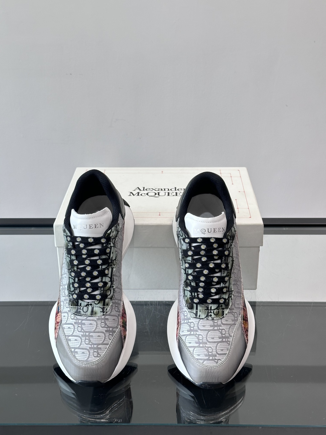 𝐀𝐥𝐞𝐱𝐚𝐧𝐝𝐞𝐫 𝐌𝐜𝐐𝐔𝐄𝐄𝐍亚历山麦昆情侣款‼️ 休闲鞋👟。终极版本 随意PK柜货 麦昆这鞋款一出