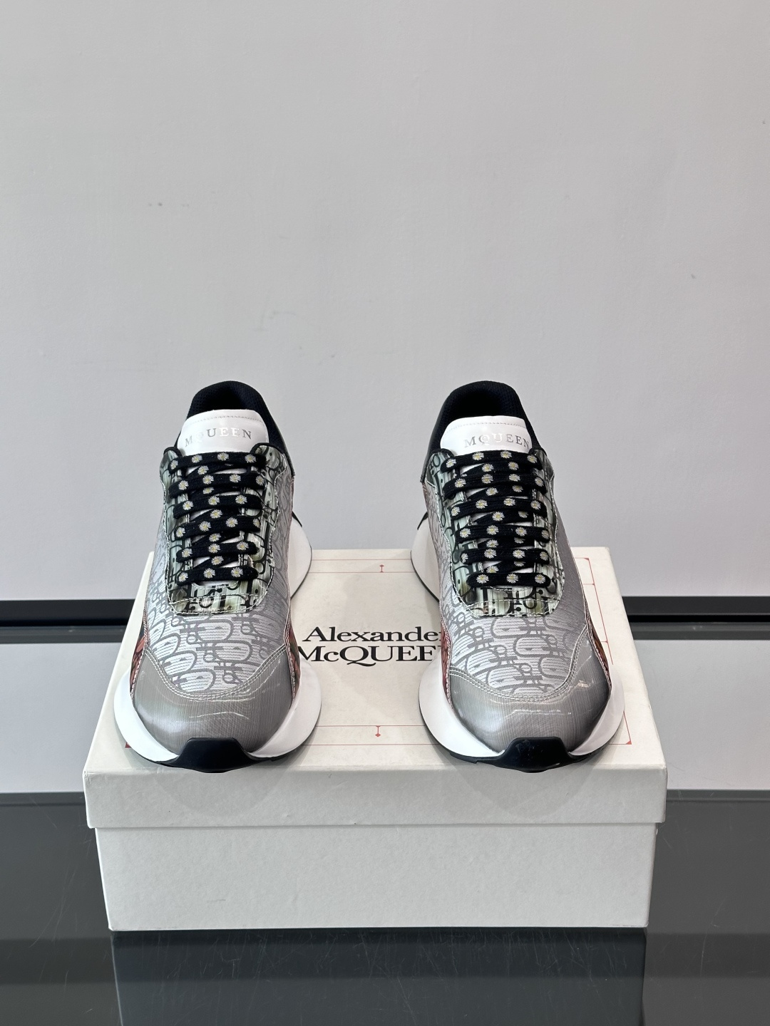 𝐀𝐥𝐞𝐱𝐚𝐧𝐝𝐞𝐫 𝐌𝐜𝐐𝐔𝐄𝐄𝐍亚历山麦昆情侣款‼️ 休闲鞋👟。终极版本 随意PK柜货 麦昆这鞋款一出