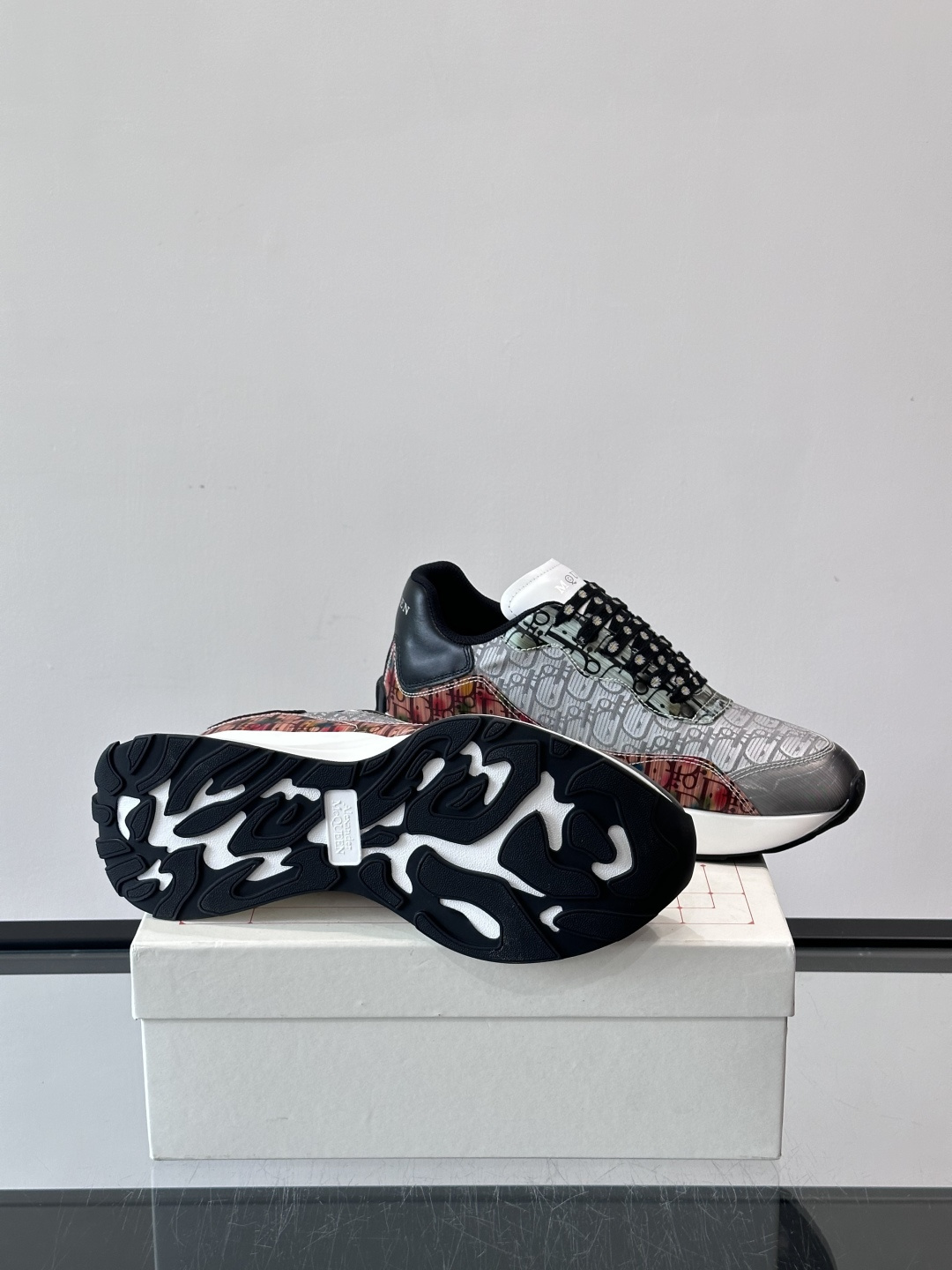 𝐀𝐥𝐞𝐱𝐚𝐧𝐝𝐞𝐫 𝐌𝐜𝐐𝐔𝐄𝐄𝐍亚历山麦昆情侣款‼️ 休闲鞋👟。终极版本 随意PK柜货 麦昆这鞋款一出