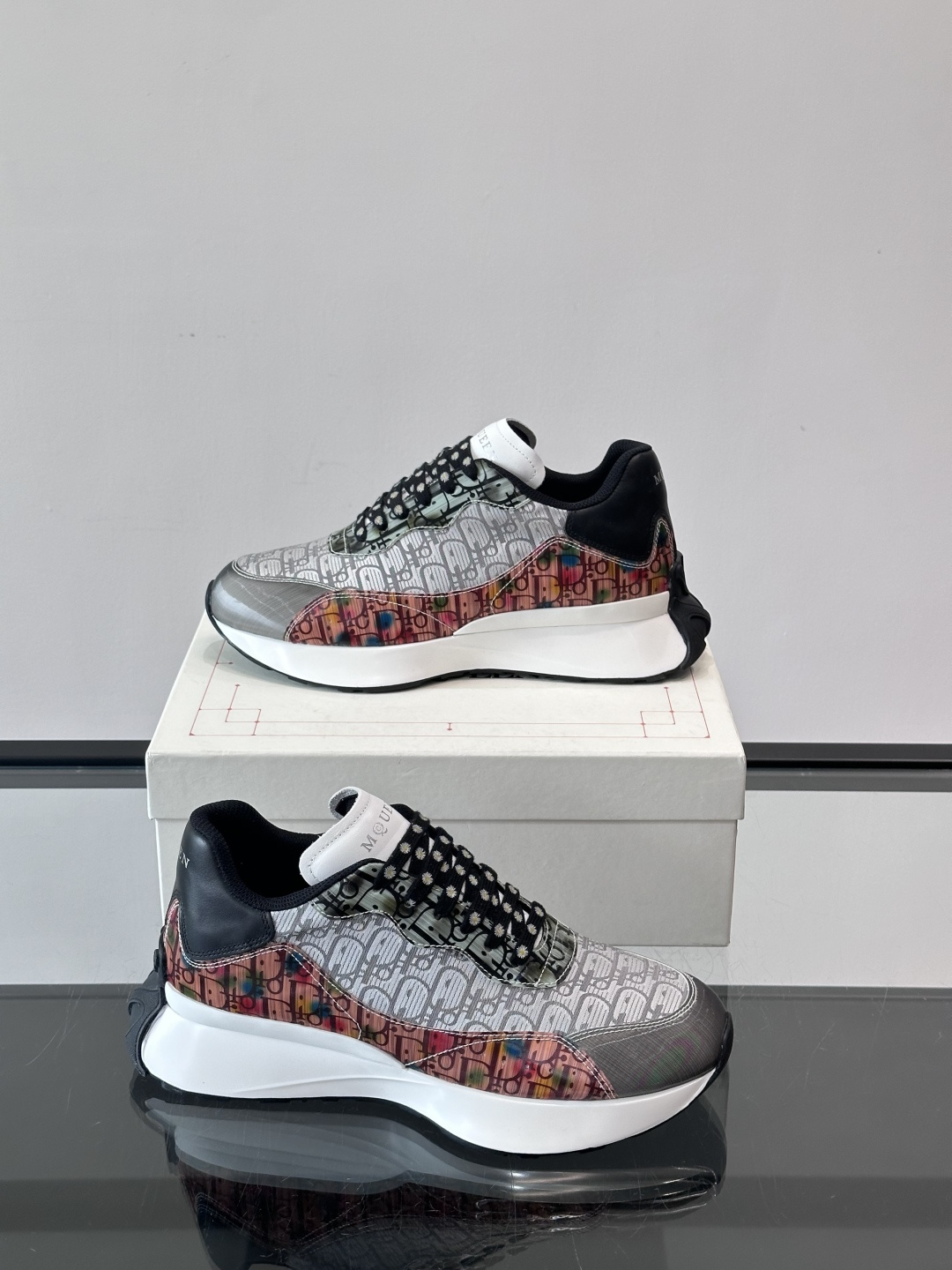 𝐀𝐥𝐞𝐱𝐚𝐧𝐝𝐞𝐫 𝐌𝐜𝐐𝐔𝐄𝐄𝐍亚历山麦昆情侣款‼️ 休闲鞋👟。终极版本 随意PK柜货 麦昆这鞋款一出