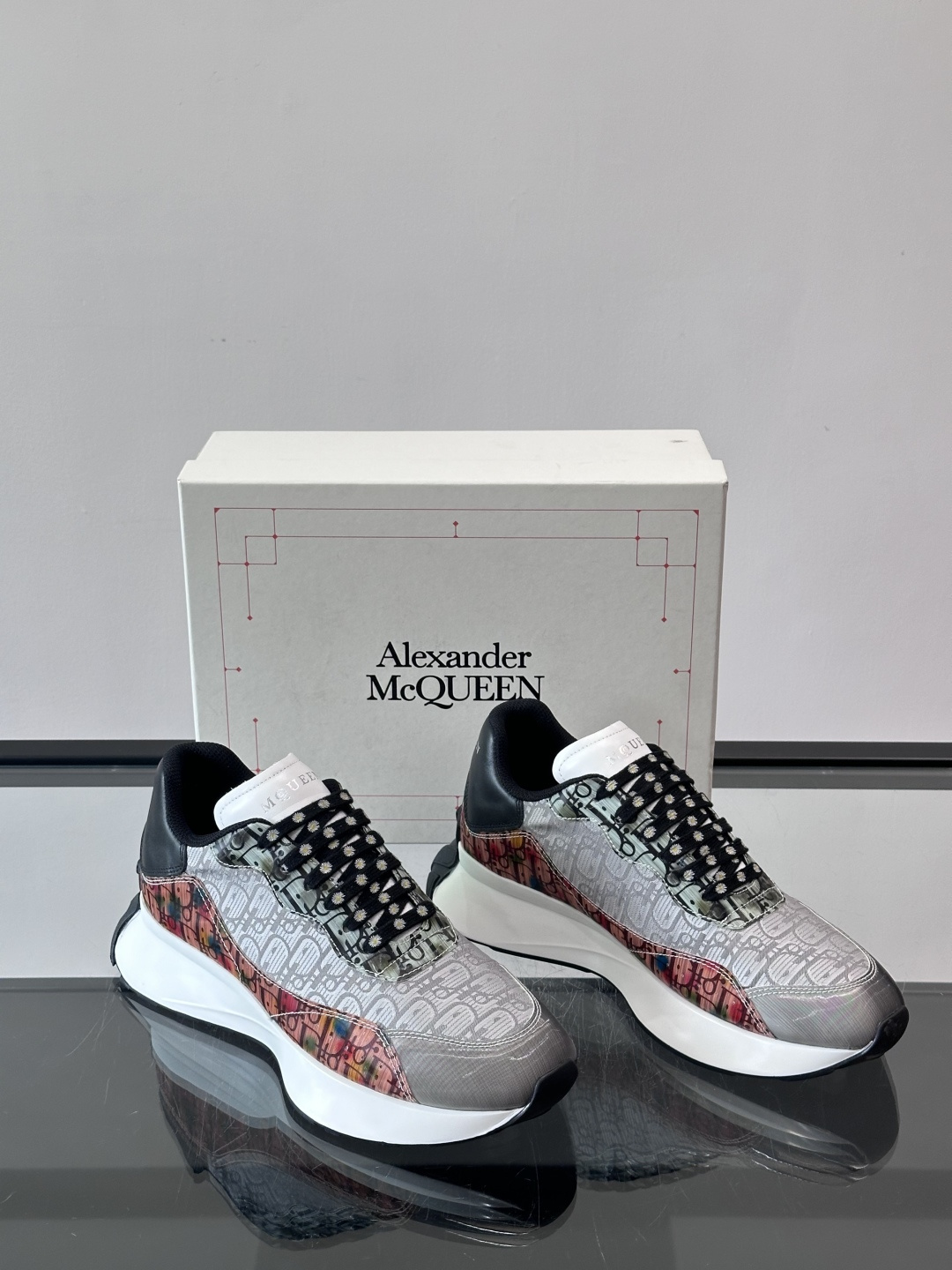 𝐀𝐥𝐞𝐱𝐚𝐧𝐝𝐞𝐫 𝐌𝐜𝐐𝐔𝐄𝐄𝐍亚历山麦昆情侣款‼️ 休闲鞋👟。终极版本 随意PK柜货 麦昆这鞋款一出