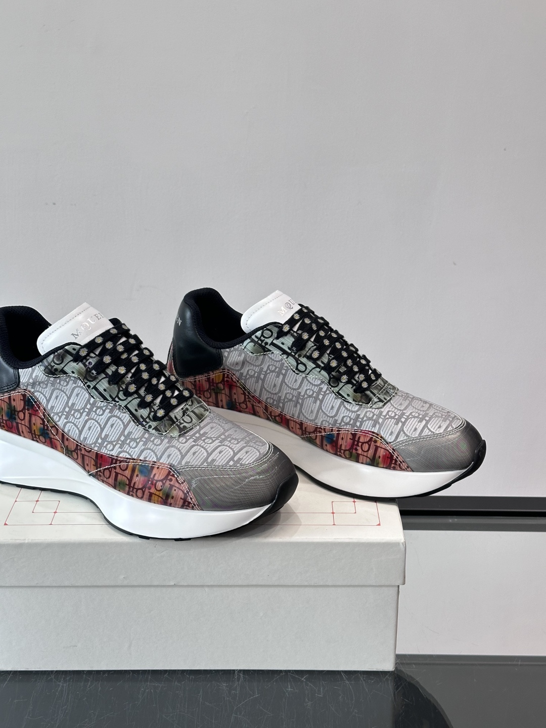 𝐀𝐥𝐞𝐱𝐚𝐧𝐝𝐞𝐫 𝐌𝐜𝐐𝐔𝐄𝐄𝐍亚历山麦昆情侣款‼️ 休闲鞋👟。终极版本 随意PK柜货 麦昆这鞋款一出