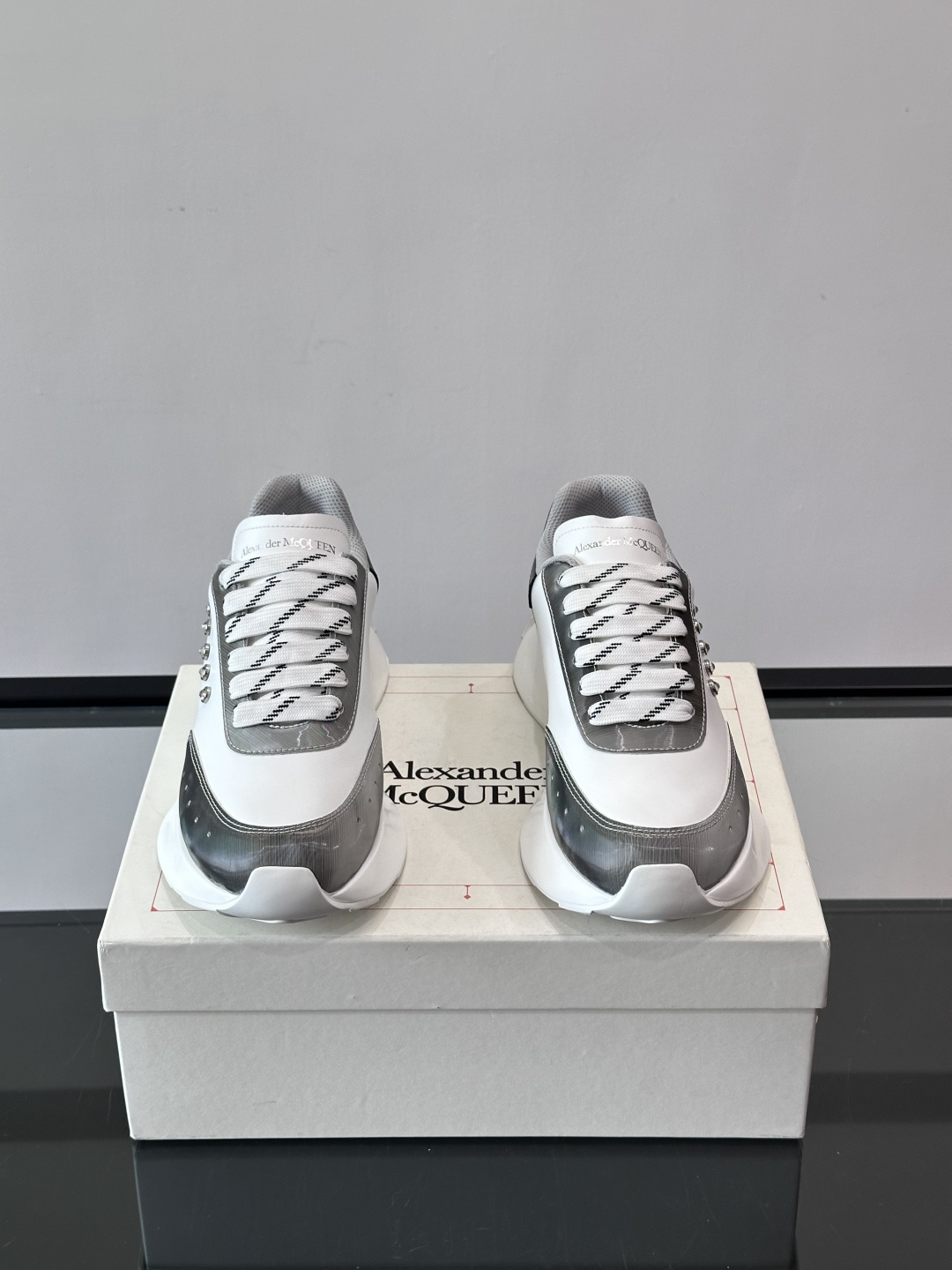 -𝐀𝐥𝐞𝐱𝐚𝐧𝐝𝐞𝐫 𝐌𝐜𝐐𝐔𝐄𝐄𝐍亚历山麦昆情侣款‼️ 休闲鞋👟。终极版本 随意PK柜货 麦昆这鞋款一