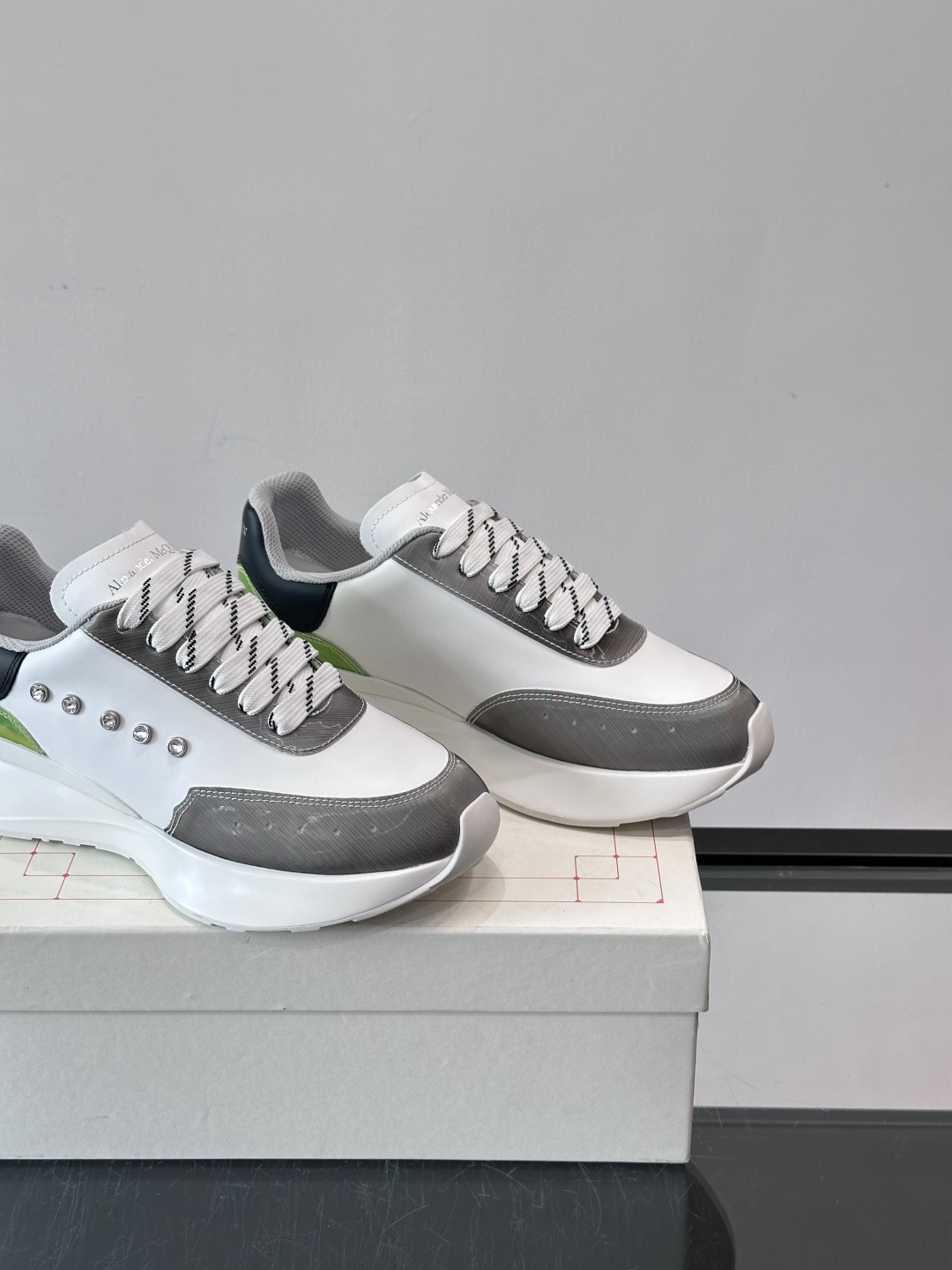 -𝐀𝐥𝐞𝐱𝐚𝐧𝐝𝐞𝐫 𝐌𝐜𝐐𝐔𝐄𝐄𝐍亚历山麦昆情侣款‼️ 休闲鞋👟。终极版本 随意PK柜货 麦昆这鞋款一