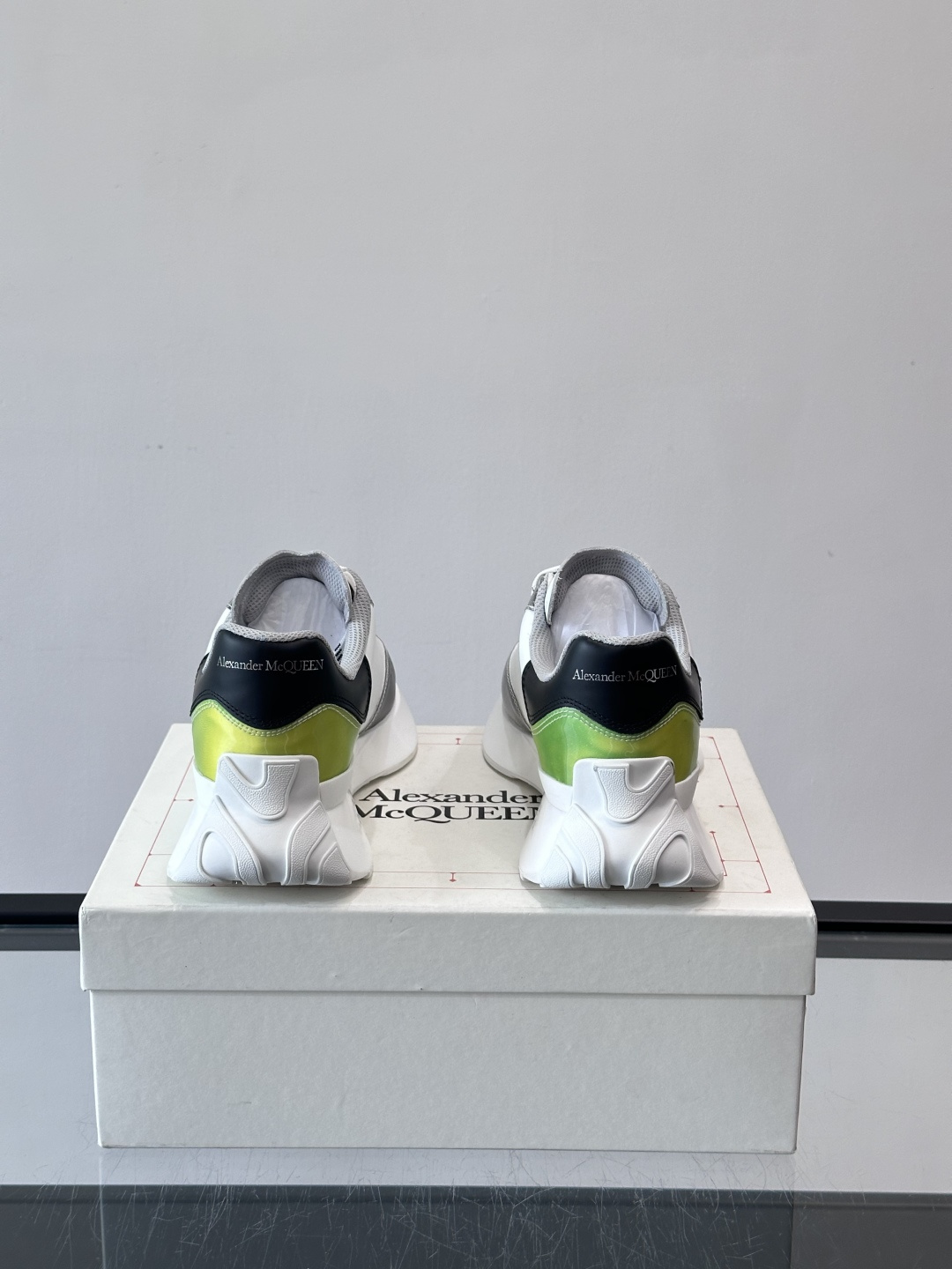 -𝐀𝐥𝐞𝐱𝐚𝐧𝐝𝐞𝐫 𝐌𝐜𝐐𝐔𝐄𝐄𝐍亚历山麦昆情侣款‼️ 休闲鞋👟。终极版本 随意PK柜货 麦昆这鞋款一