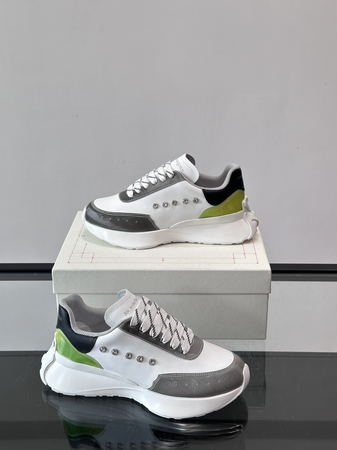 -𝐀𝐥𝐞𝐱𝐚𝐧𝐝𝐞𝐫 𝐌𝐜𝐐𝐔𝐄𝐄𝐍亚历山麦昆情侣款‼️ 休闲鞋👟。终极版本 随意PK柜货 麦昆这鞋款一