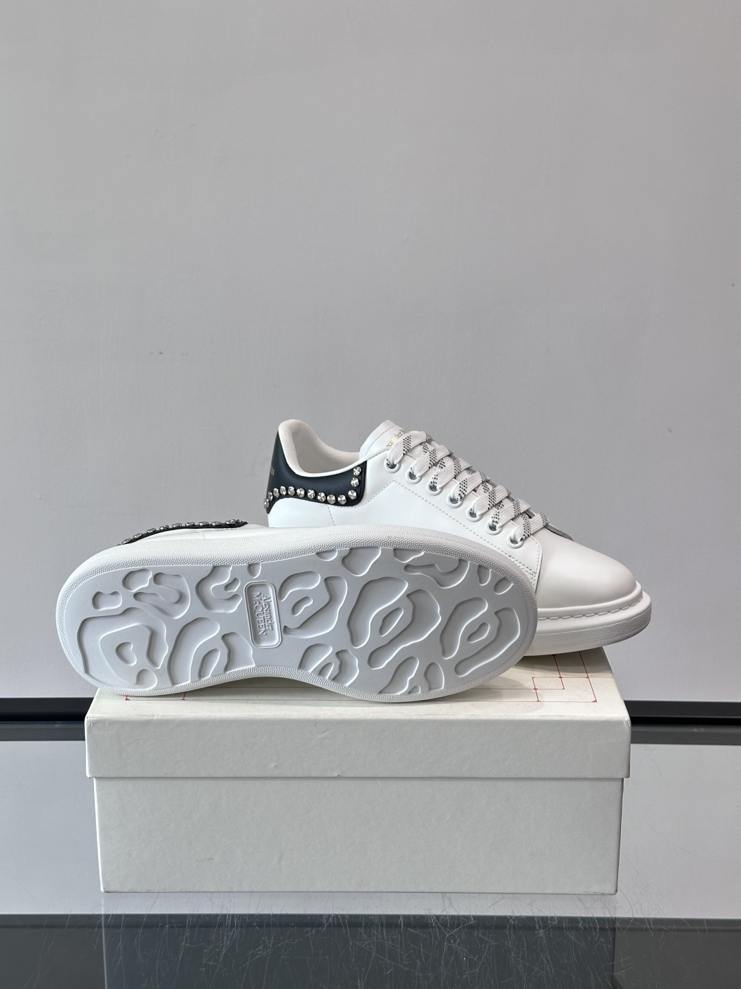 Alexander McQueen厚底休闲鞋，白色牛皮革鞋面+黑色拼接，简约又有层次感。鞋侧金属铆钉点缀